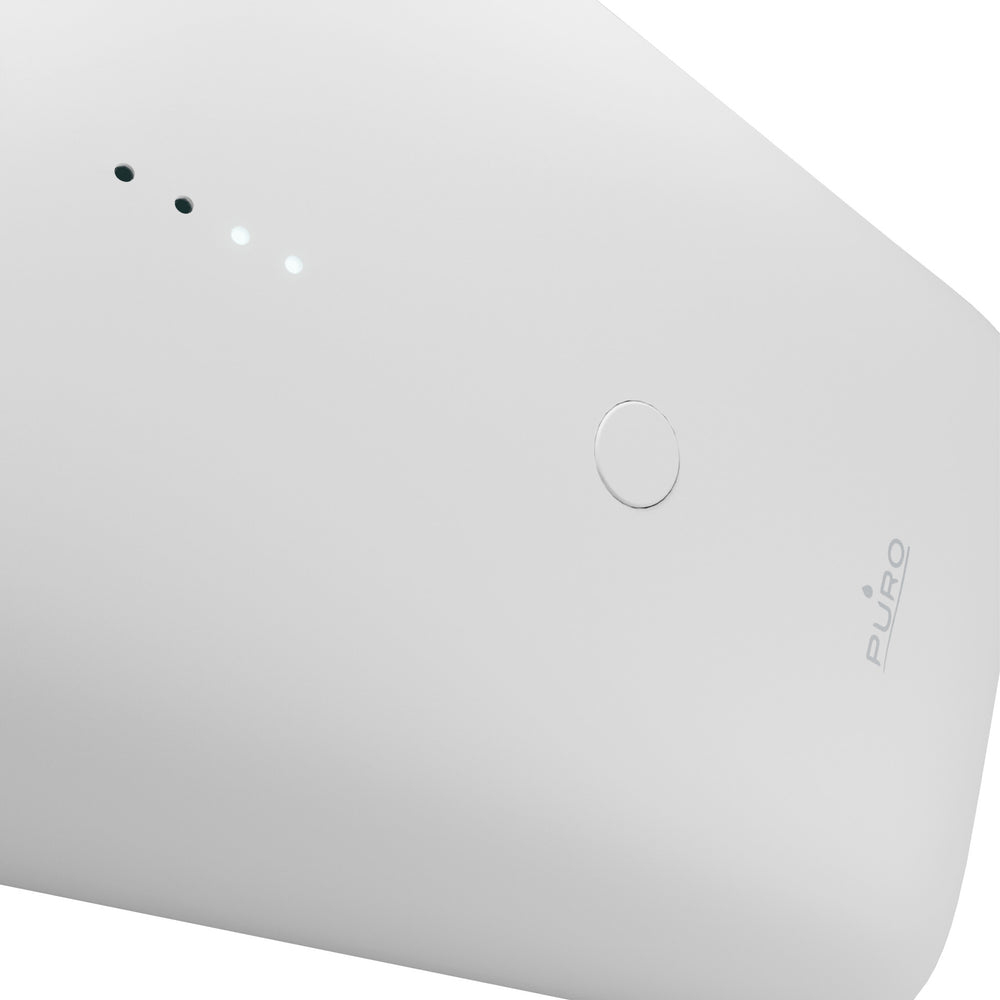 Power bank bianco con un pulsante e tre spie di stato. Logo 'PURO' sul lato.