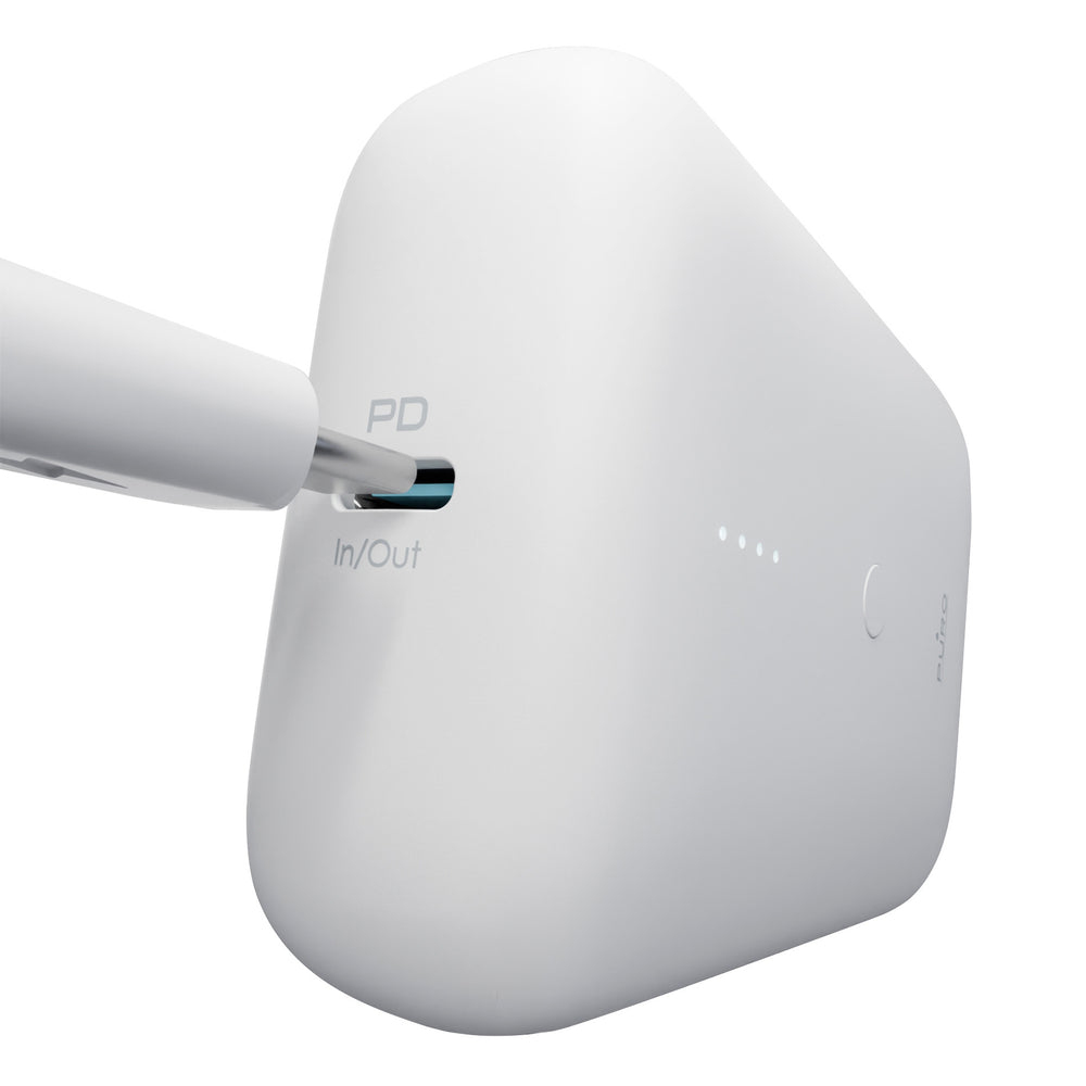 Un power bank bianco con una porta USB-C. La porta è collegata a un cavo bianco. Sfondo bianco.