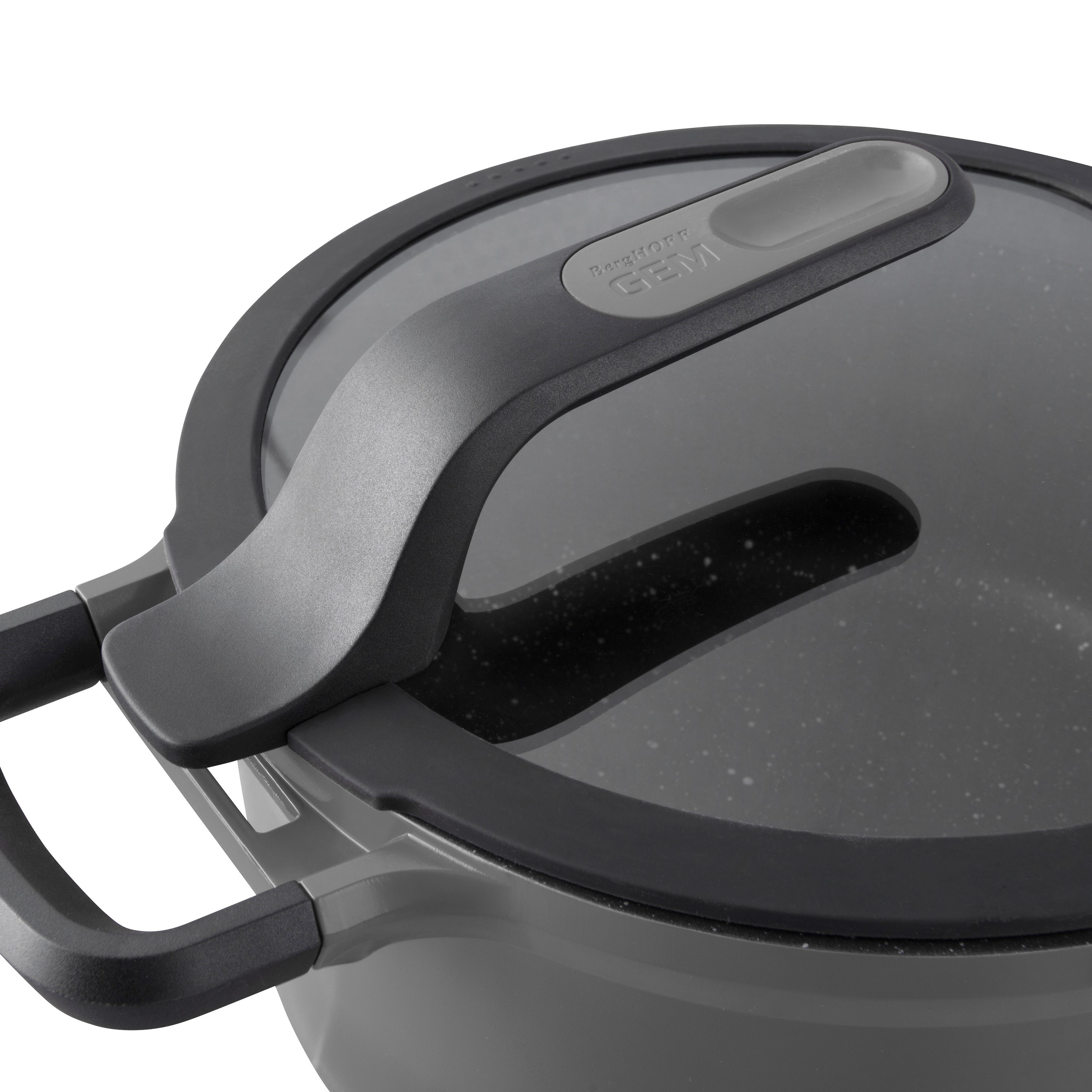 Close-up van een donkergrijze pot met een handvat en een transparante deksel.