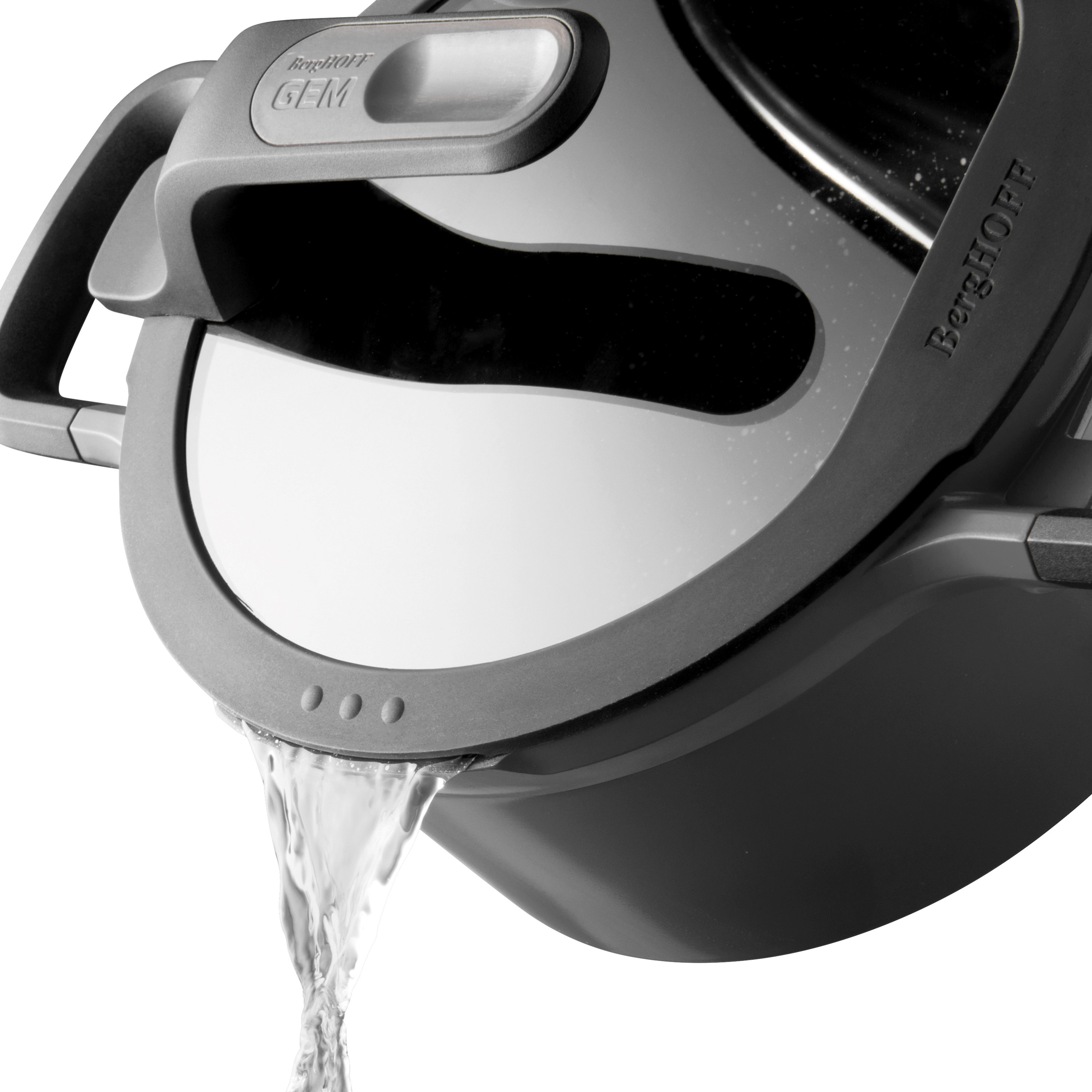 Pot met water dat eruit stroomt. De pot is grijs en heeft een handvat.