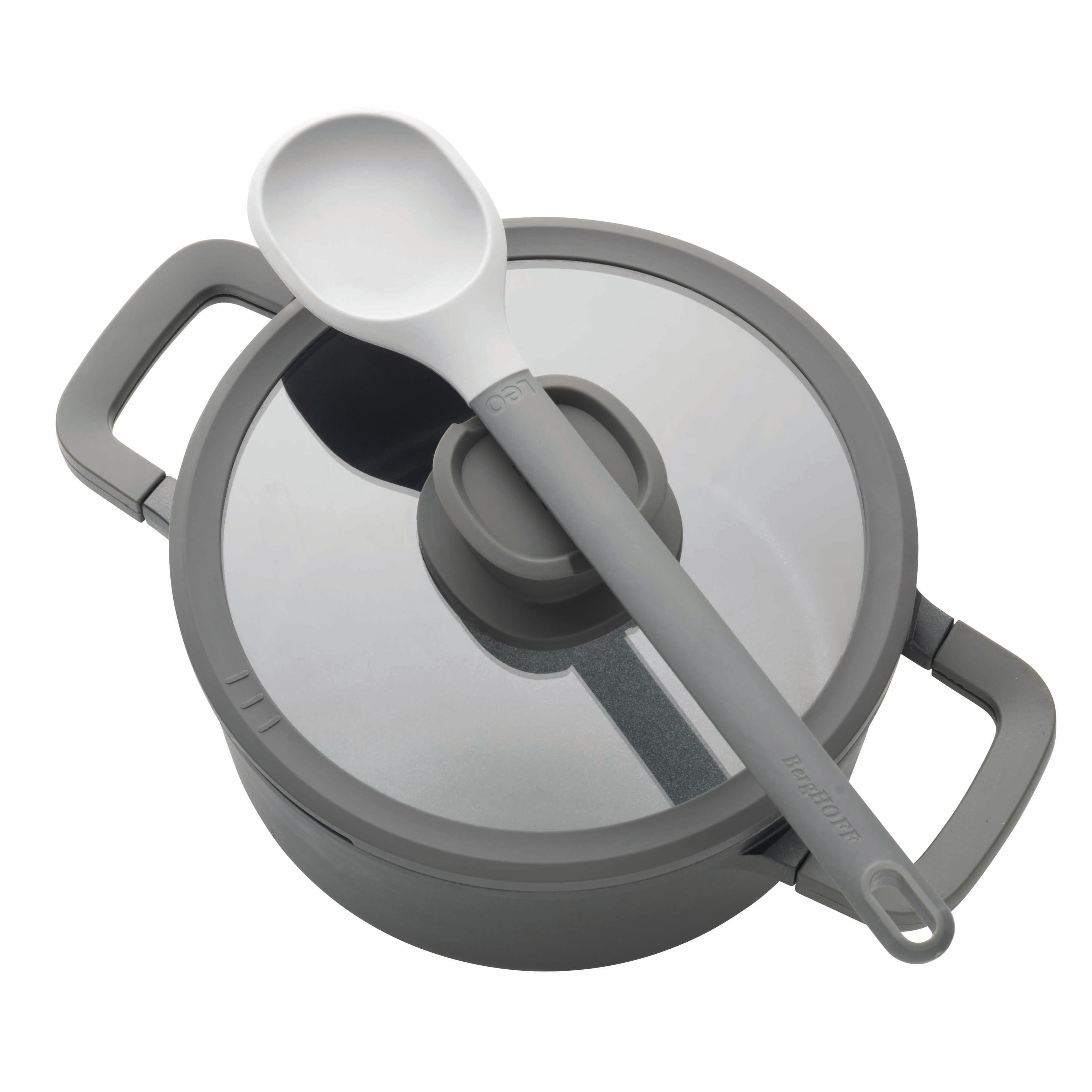 Een grijze pot met een lepel op het deksel op een witte achtergrond.