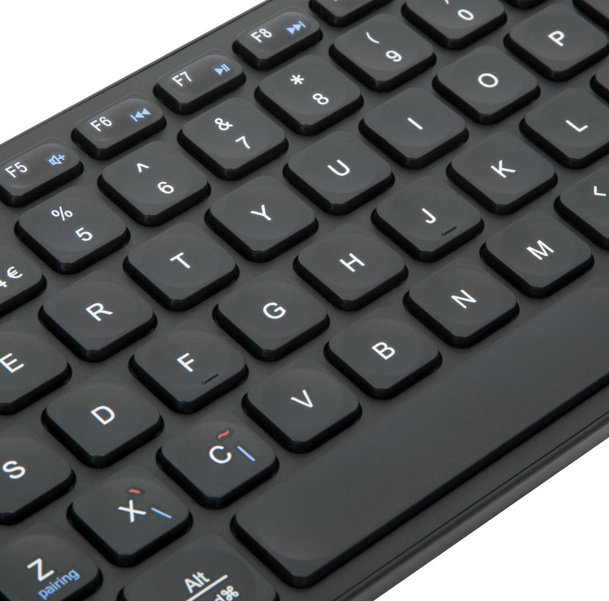Primer plano de un teclado negro con letras blancas. Fondo blanco.