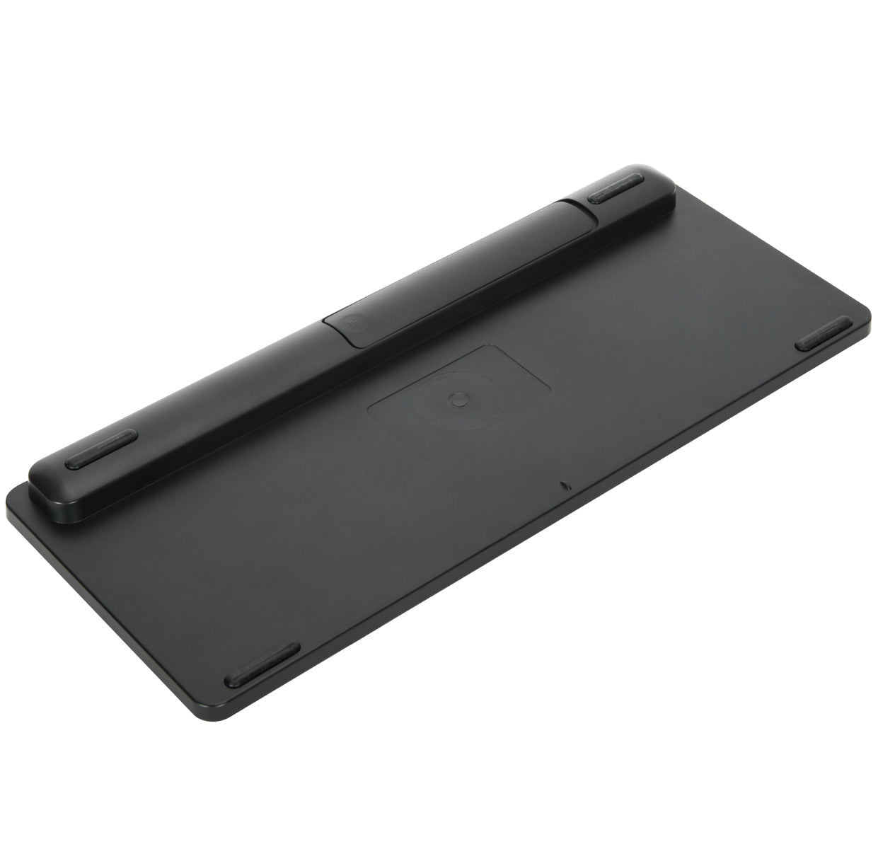 Un teclado negro con un diseño ancho y ligeramente curvado.