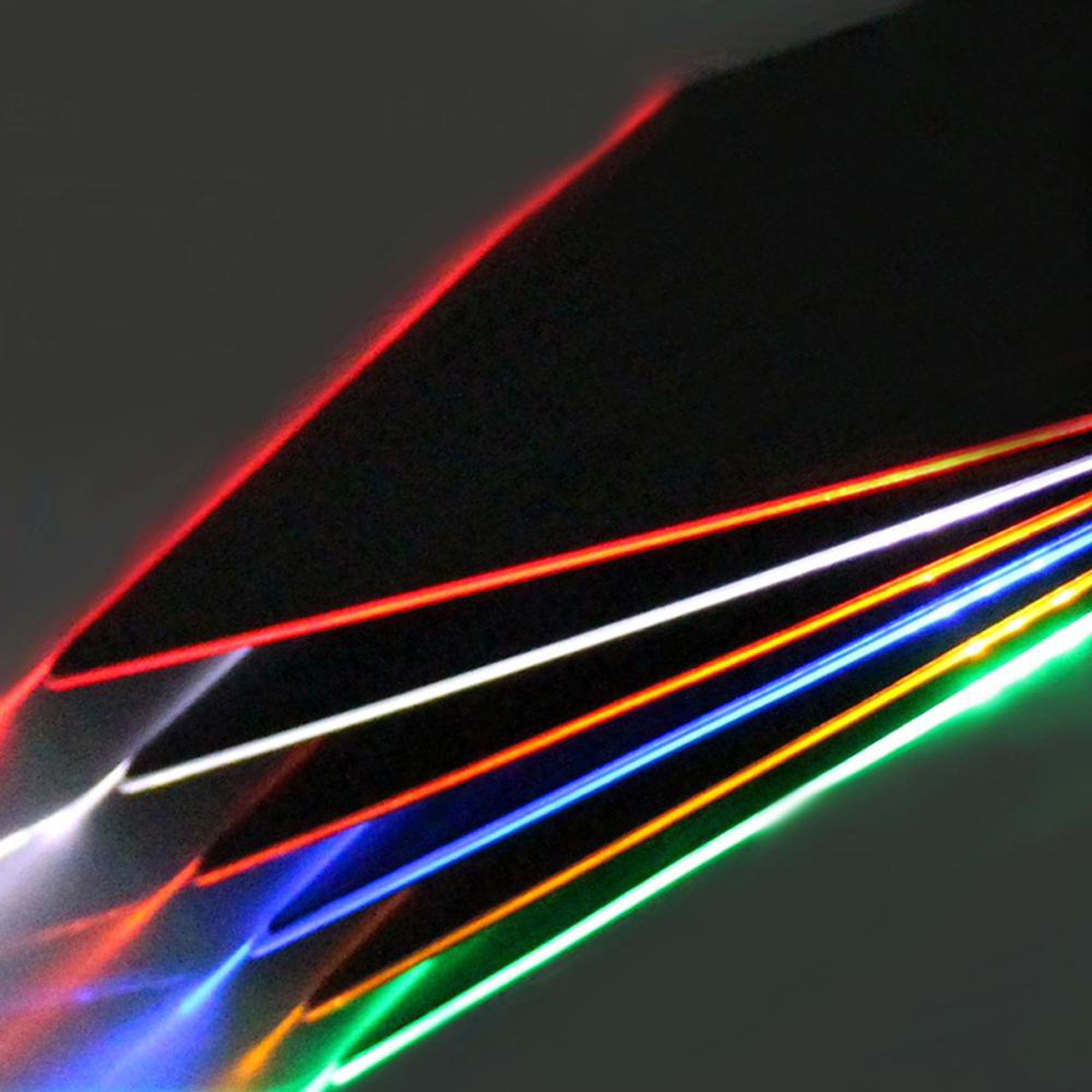 Gros plan sur des lumières LED colorées. Les lumières sont rouges, blanches, oranges, bleues, vertes.