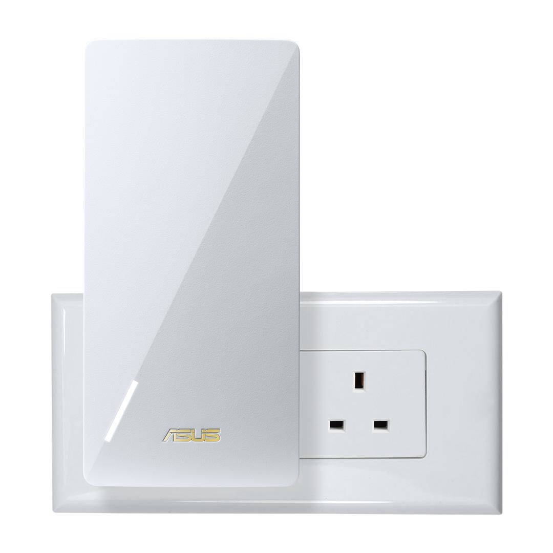 Ein weißer ASUS-Repeater, der in eine weiße Steckdose gesteckt ist. Das ASUS-Logo ist sichtbar.
