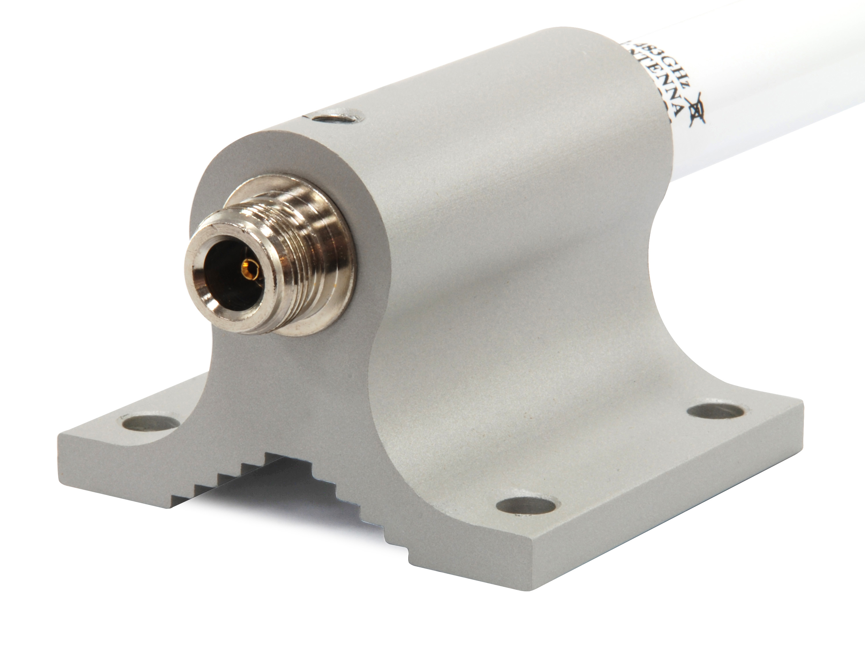 Zbliżenie podstawy anteny ze złączem i białym tłem.