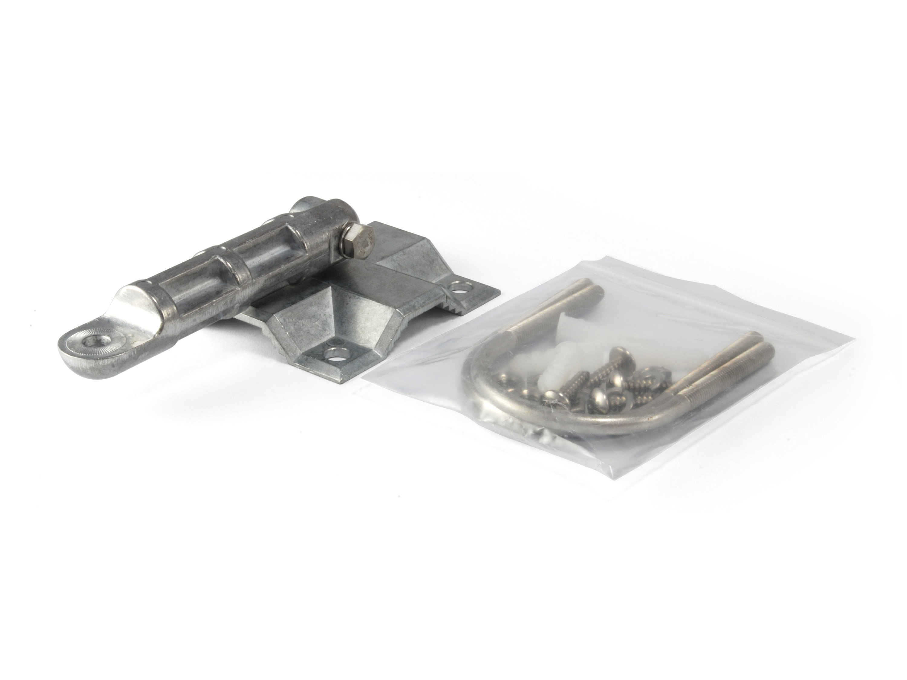 Srebrne elementy montażowe i przezroczysta plastikowa torba na białej powierzchni.