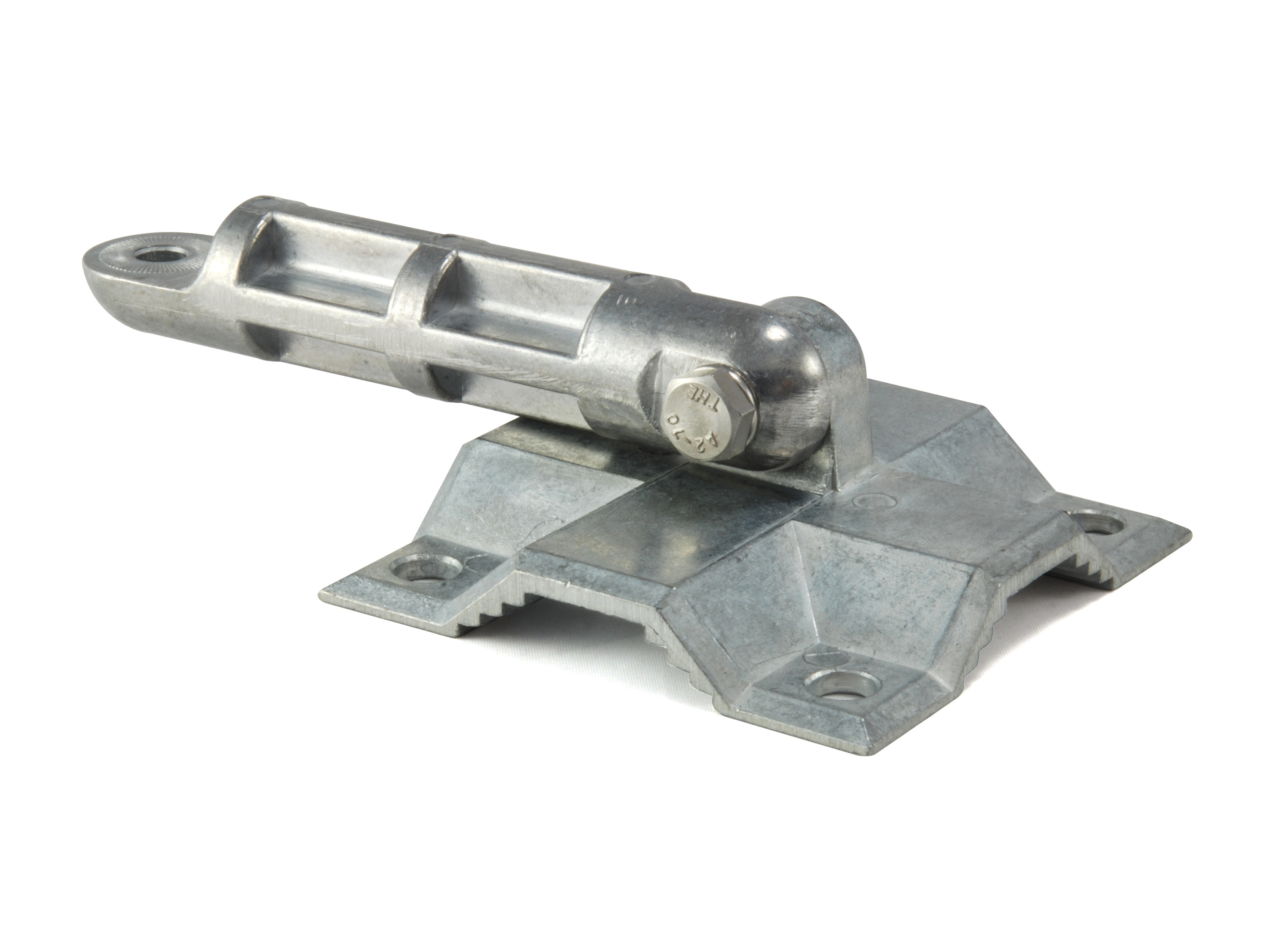 Srebrny metalowy zawias na białej powierzchni. Zawias jest przykręcony i zgięty.