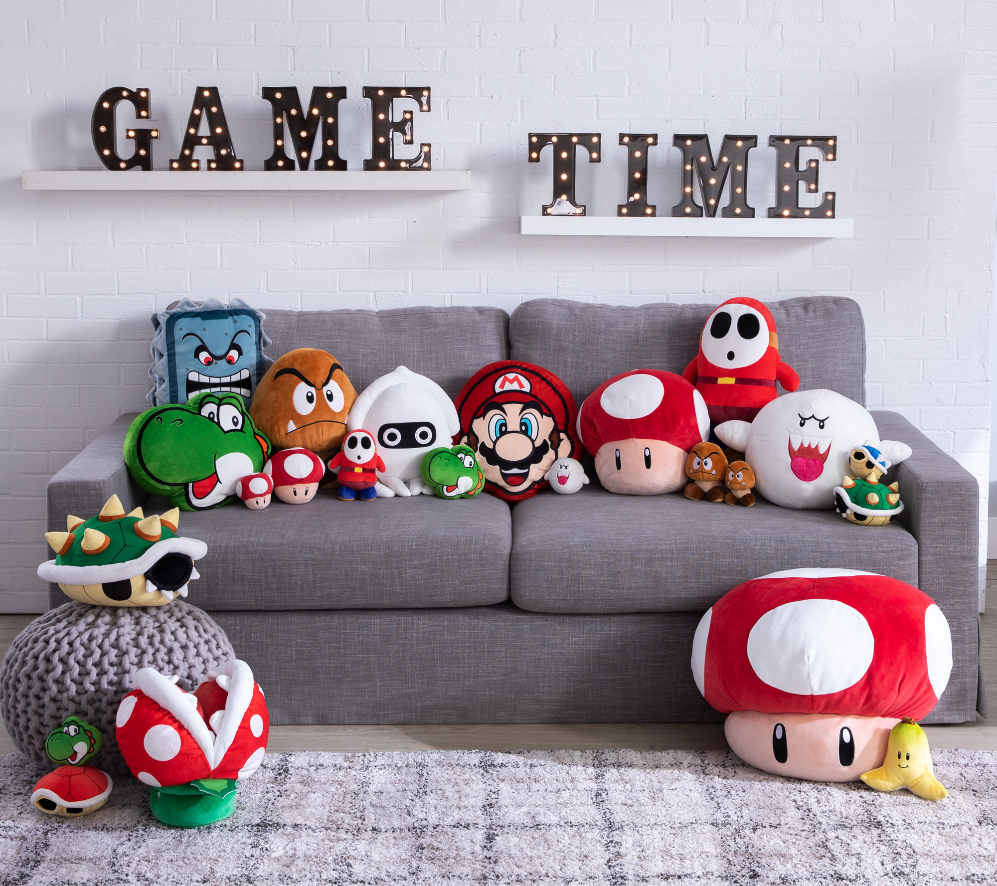 Ein Sofa mit Mario-Plüschtieren, Shy Guy und verschiedenen Charakteren.