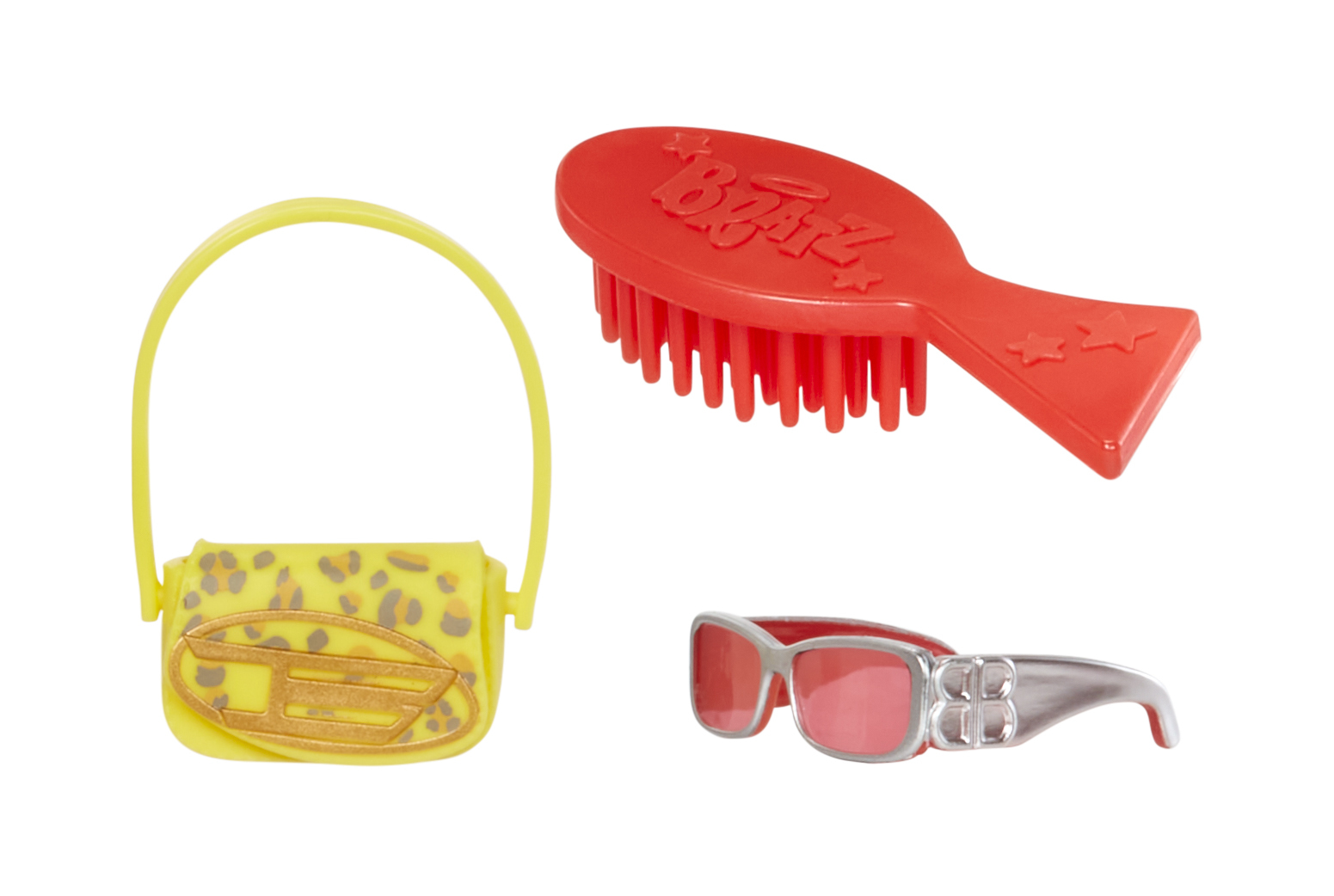 Żółte akcesoria Bratz: torebka, okulary przeciwsłoneczne i szczotka do włosów. Tło jest białe.