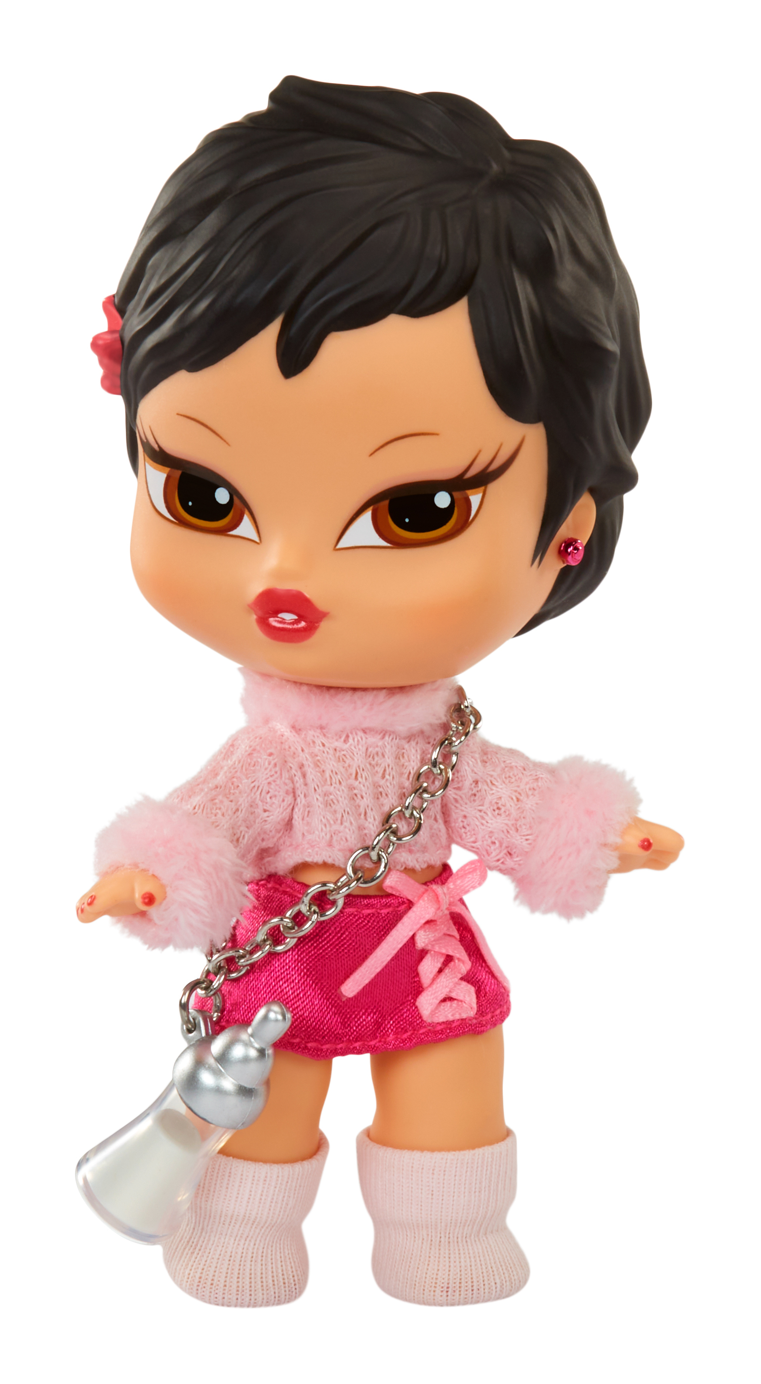 Lalka bobas w różowym stroju, trzymająca butelkę. Lalka jest w pudełku i ma różową spódnicę.