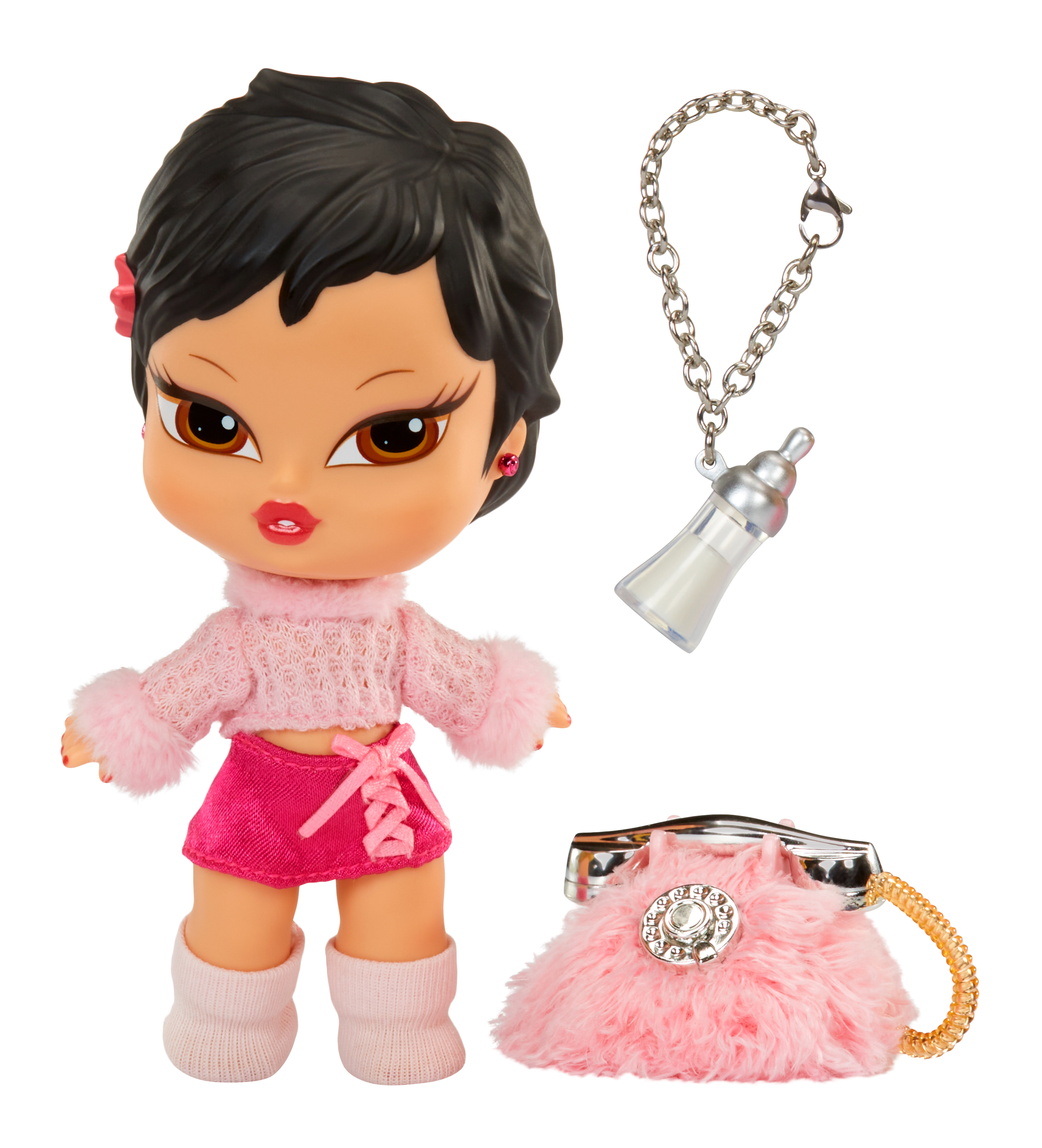Lalka z czarnymi włosami, różowym strojem i akcesoriami, w tym butelką dla dziecka i puszystym telefonem.