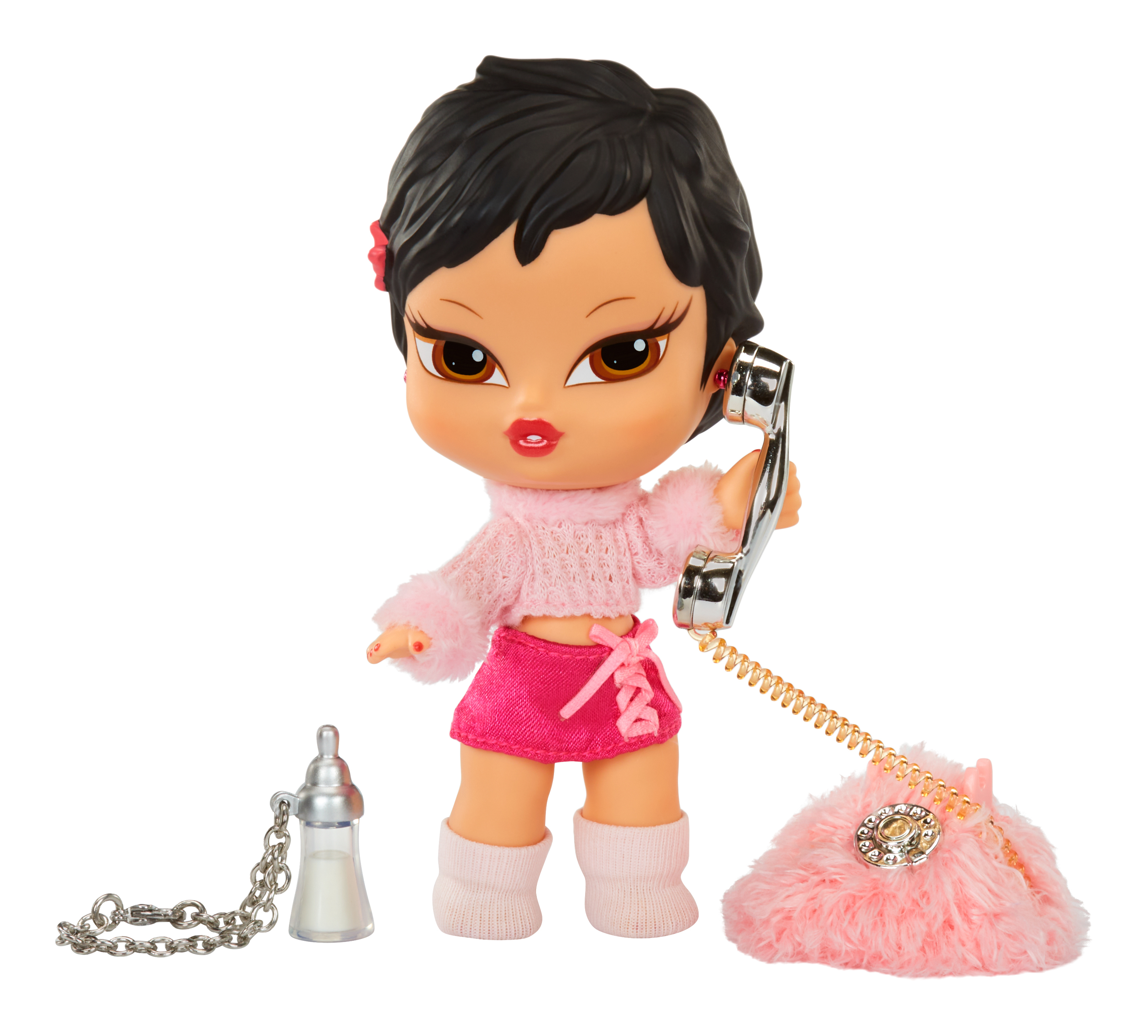 Lalka Bratz trzyma telefon. Ma na sobie różowy strój, a obok niej jest butelka dla dziecka.