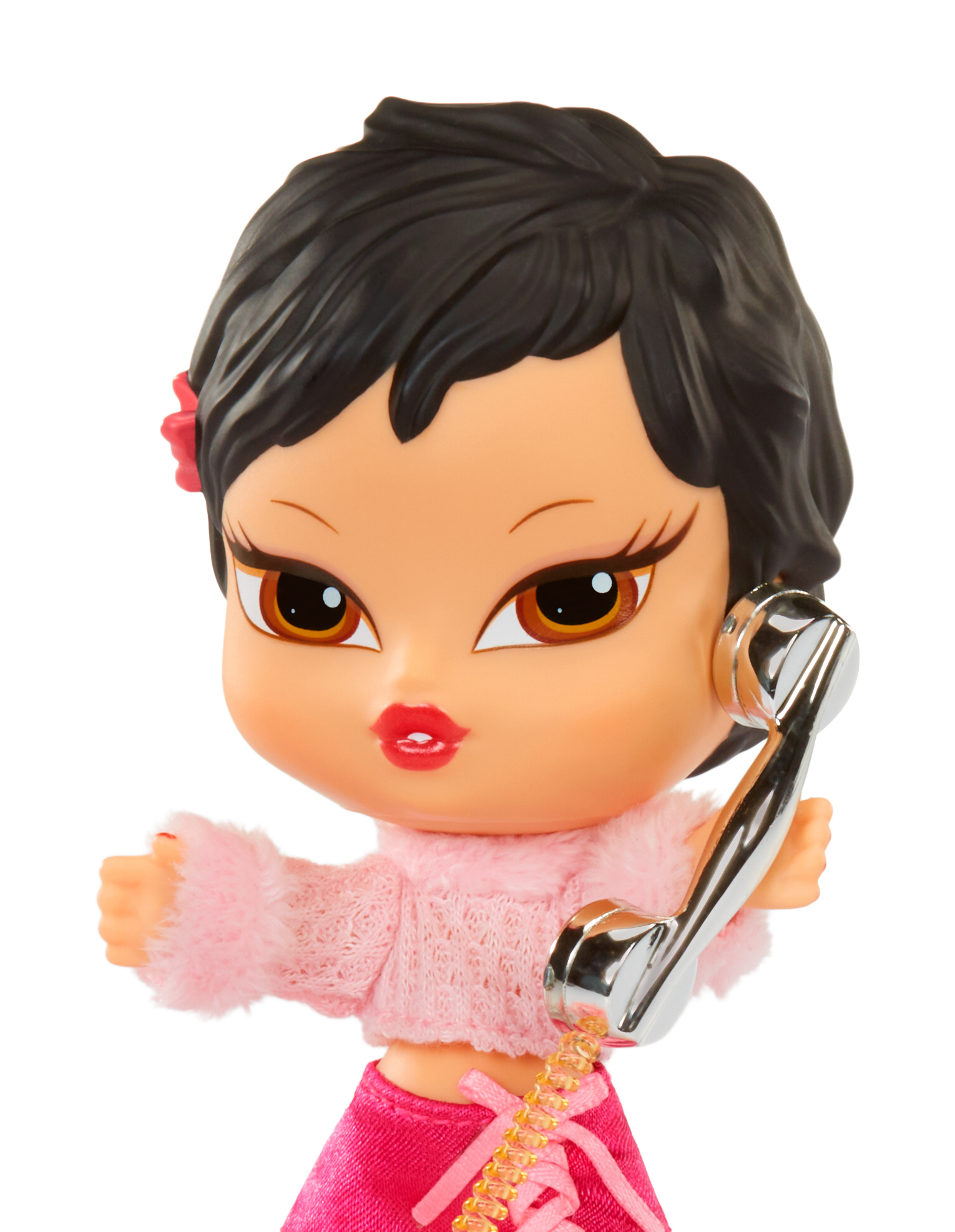 Lalka bobas z czarnymi włosami, trzymająca telefon. Lalka jest w różowym stroju i ma różową spódnicę.