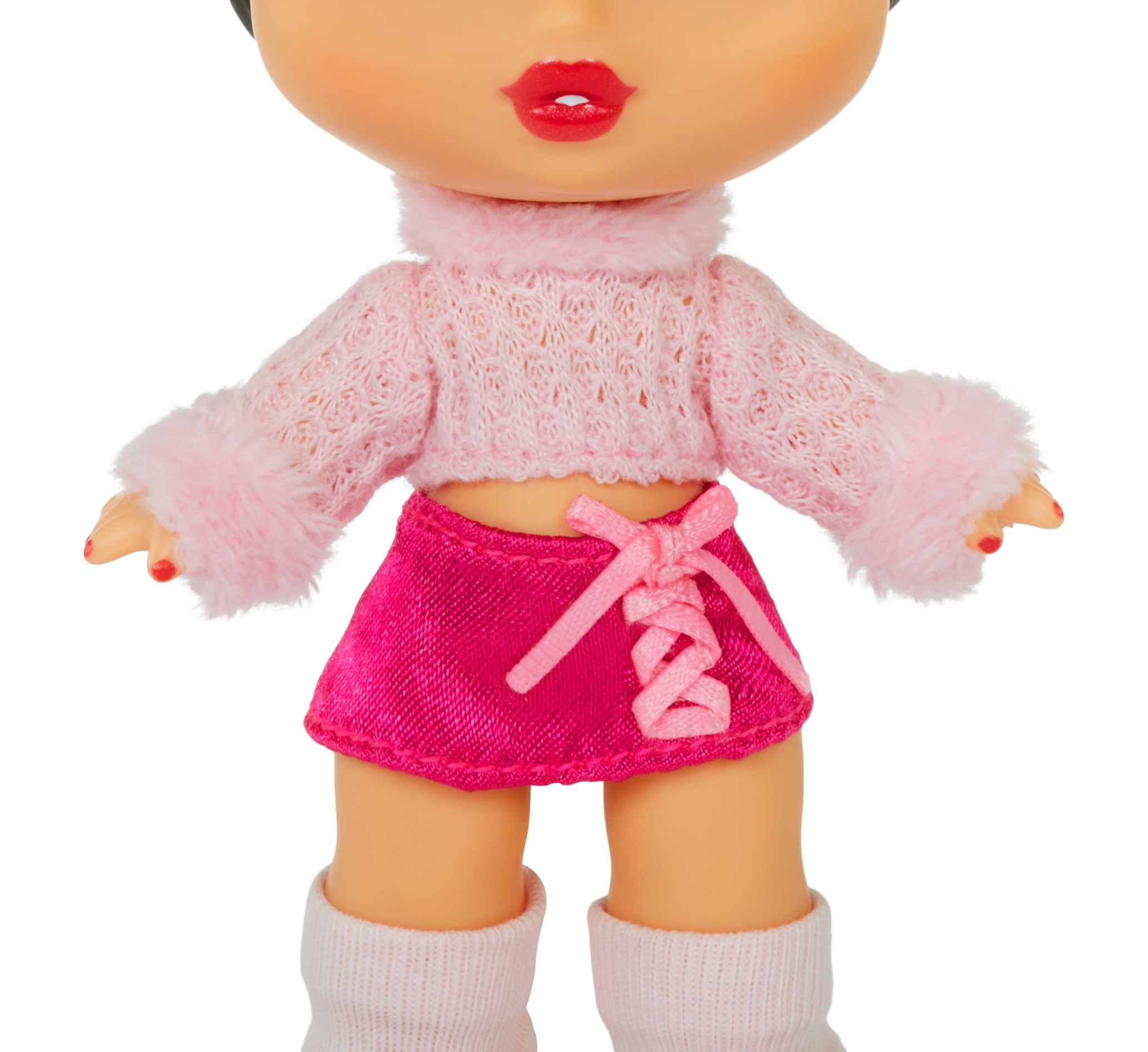 Lalka bobas w różowym stroju, różowa spódnica, różowe buty. Zbliżenie na strój lalki.