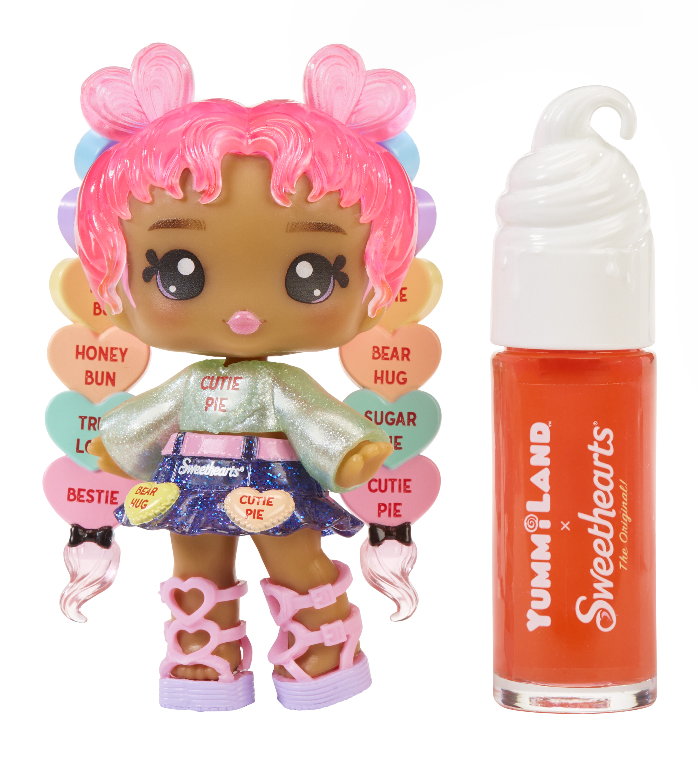 Puppe mit rosa Haaren, herzförmigem Zubehör und Lipgloss. Der Lipgloss ist orange.