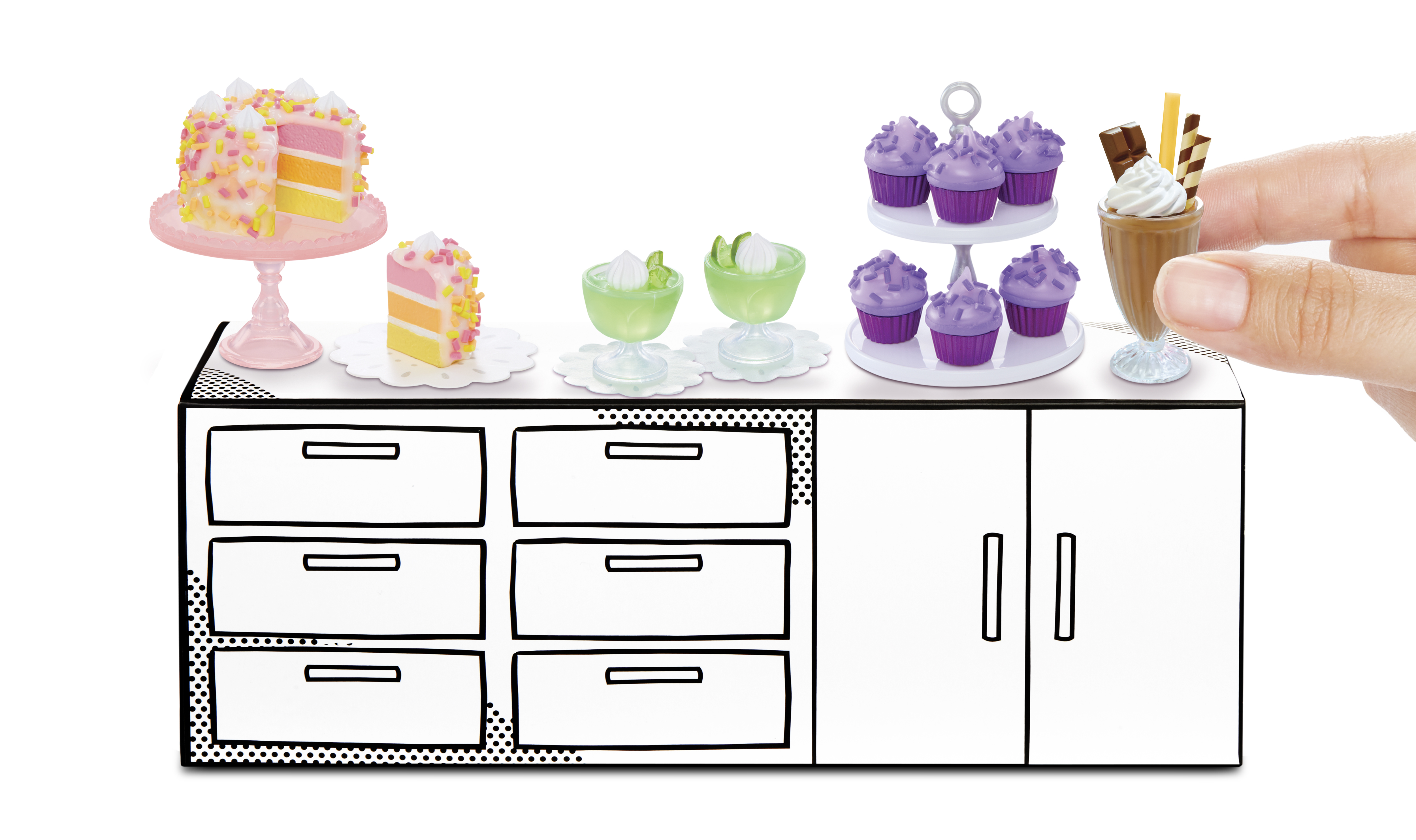 Alimentos en miniatura sobre una encimera, incluyendo pastel, cupcakes y un batido.