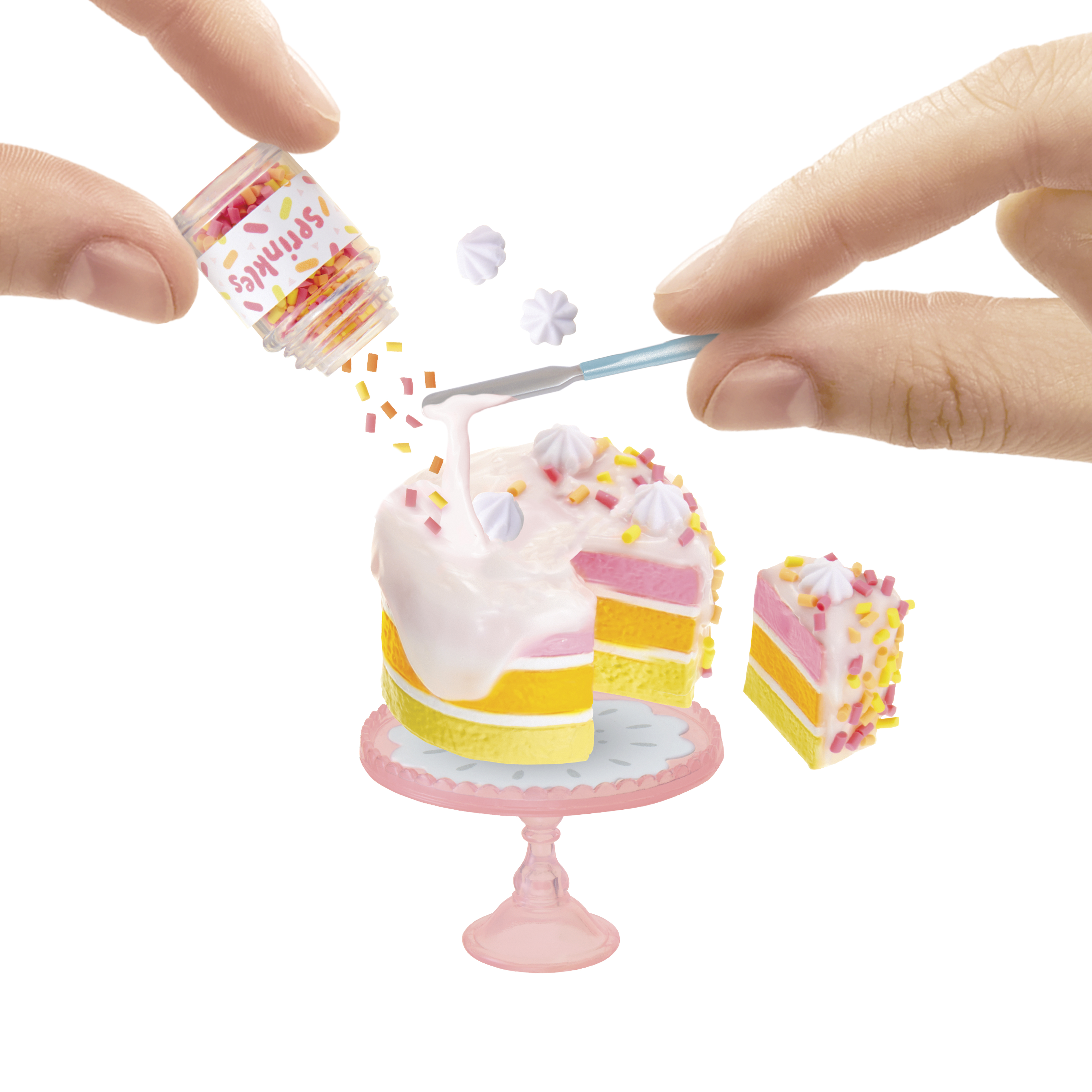 Un pastel en miniatura con chispas que se decora con glaseado y más chispas.