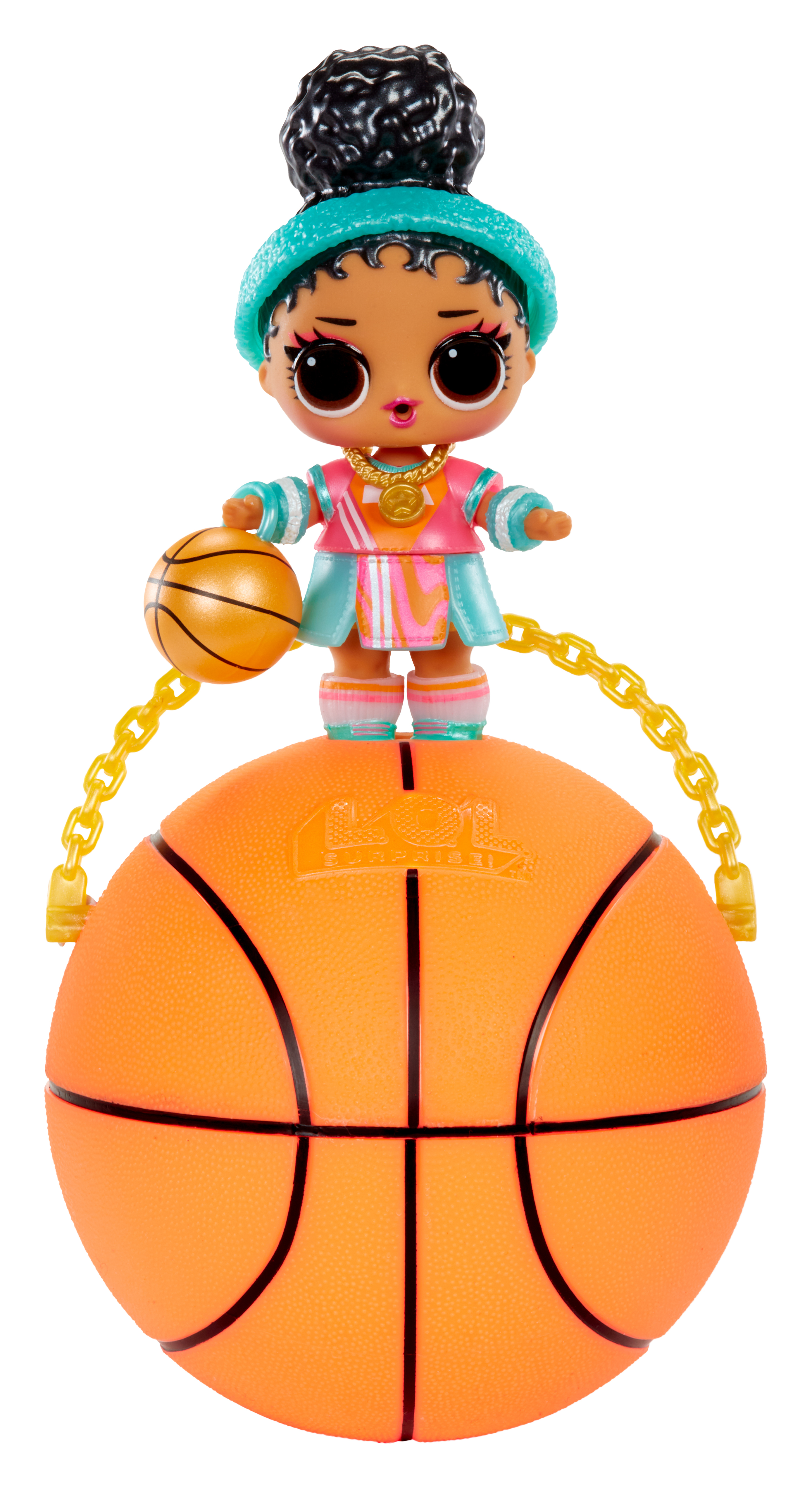 Lalka LOL z koszykówką i pomarańczową piłką, w sportowym stroju.