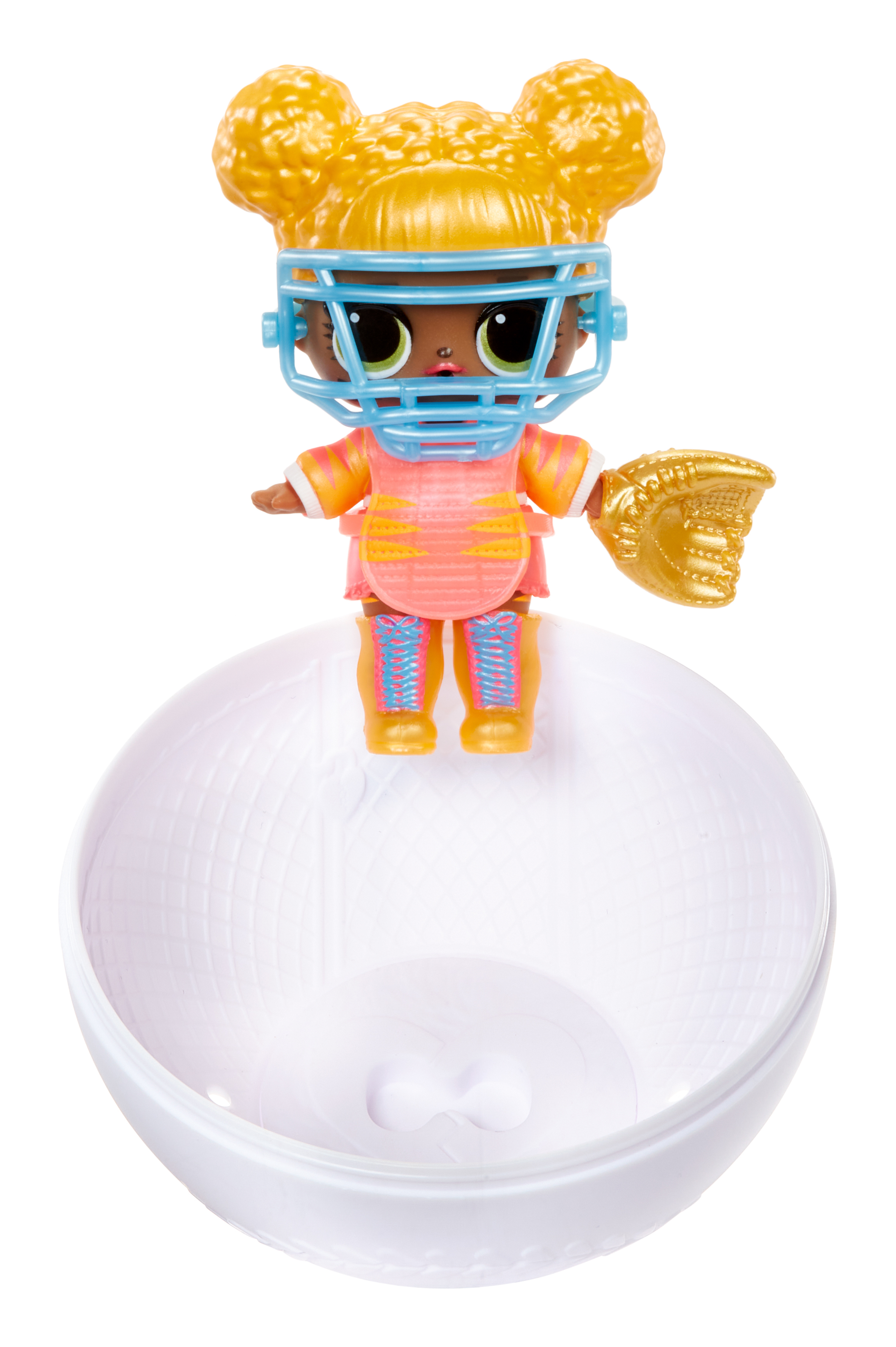 Lalka LOL w kasku i mundurze baseballowym, stojąca na piłce do baseballu.