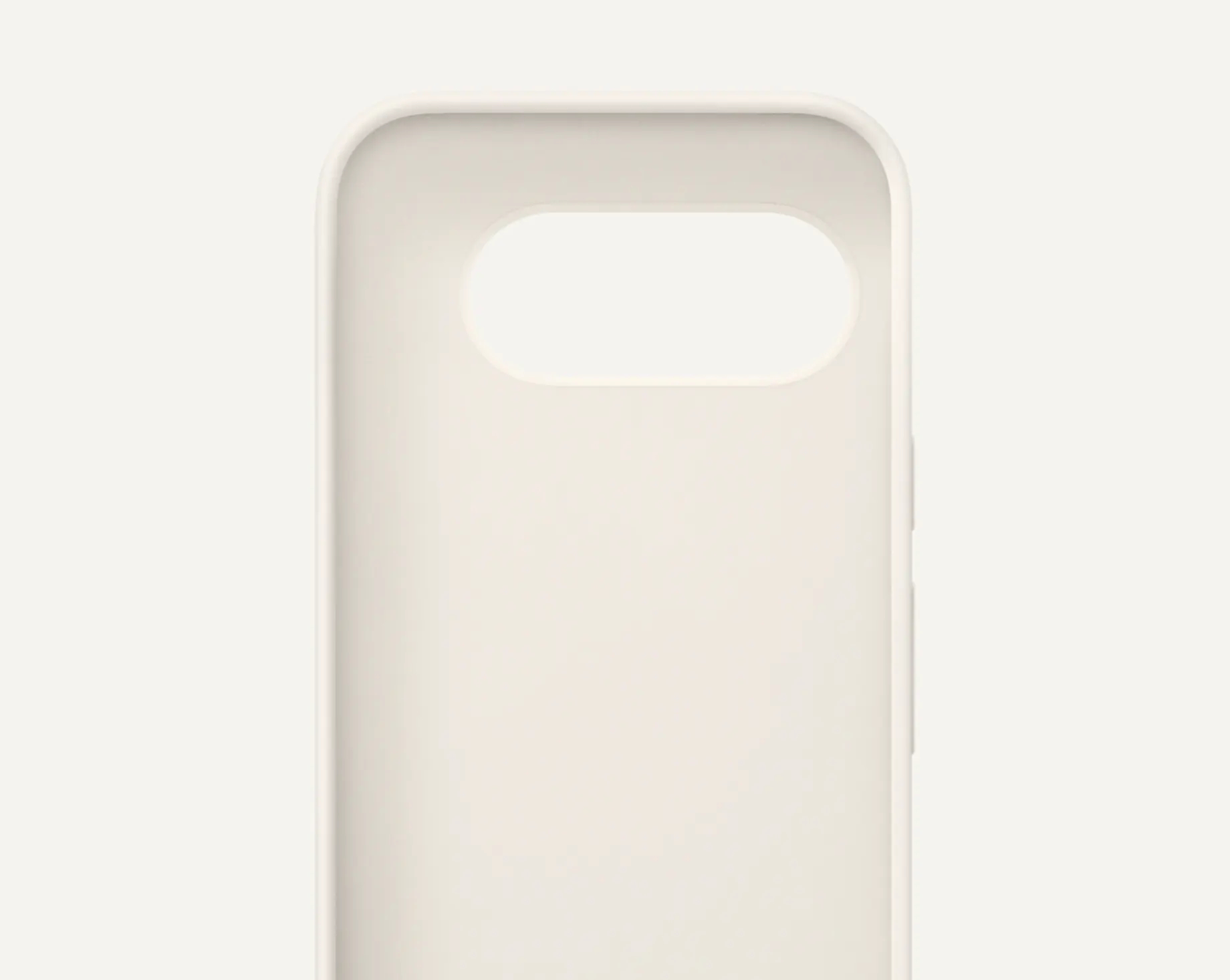 Primo piano di una custodia per telefono color crema con un ritaglio ovale per la fotocamera. La custodia ha una trama liscia.