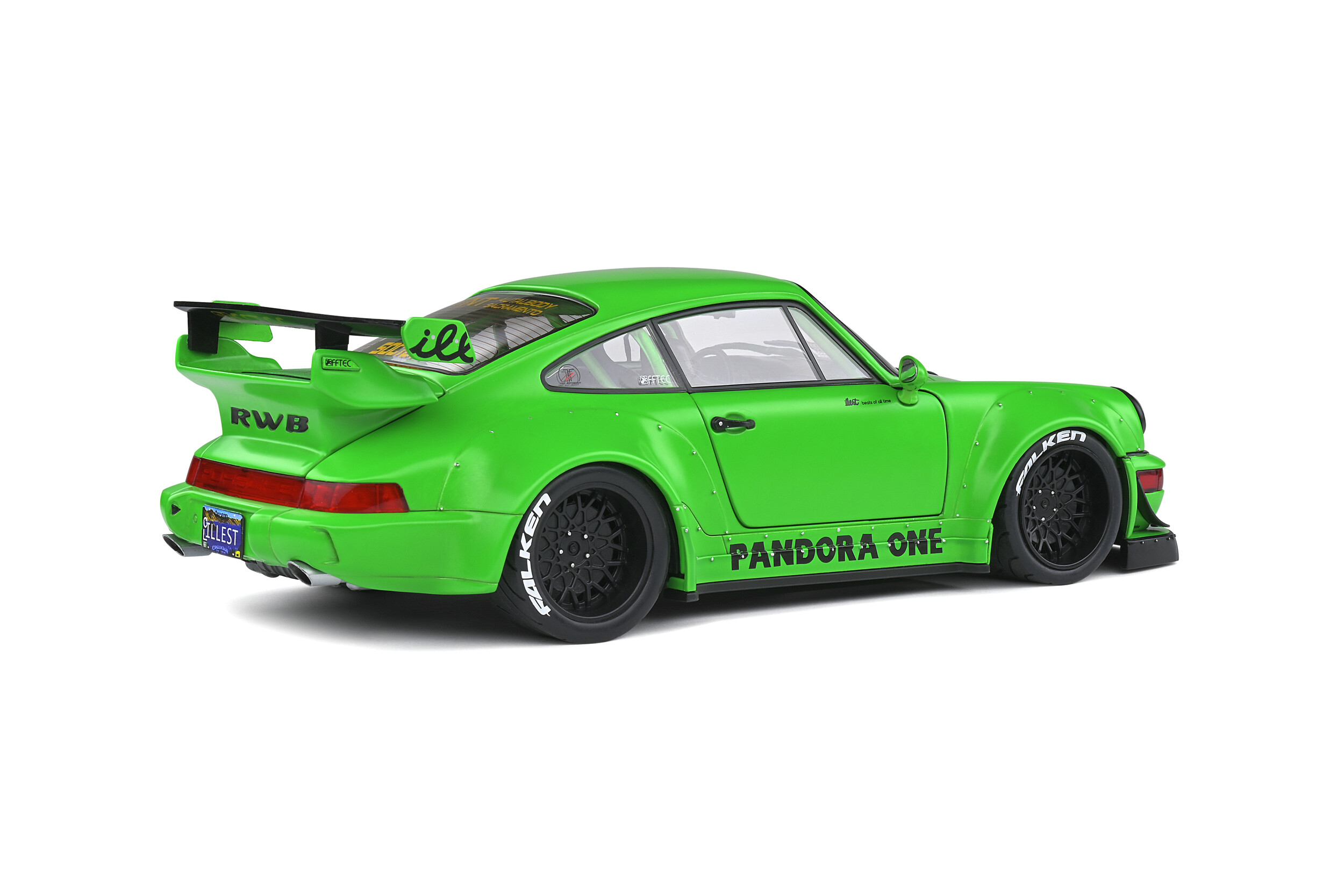 Grünes Porsche 911 Spielzeugauto mit speziellem Bodykit auf weißem Hintergrund, Seitenansicht.