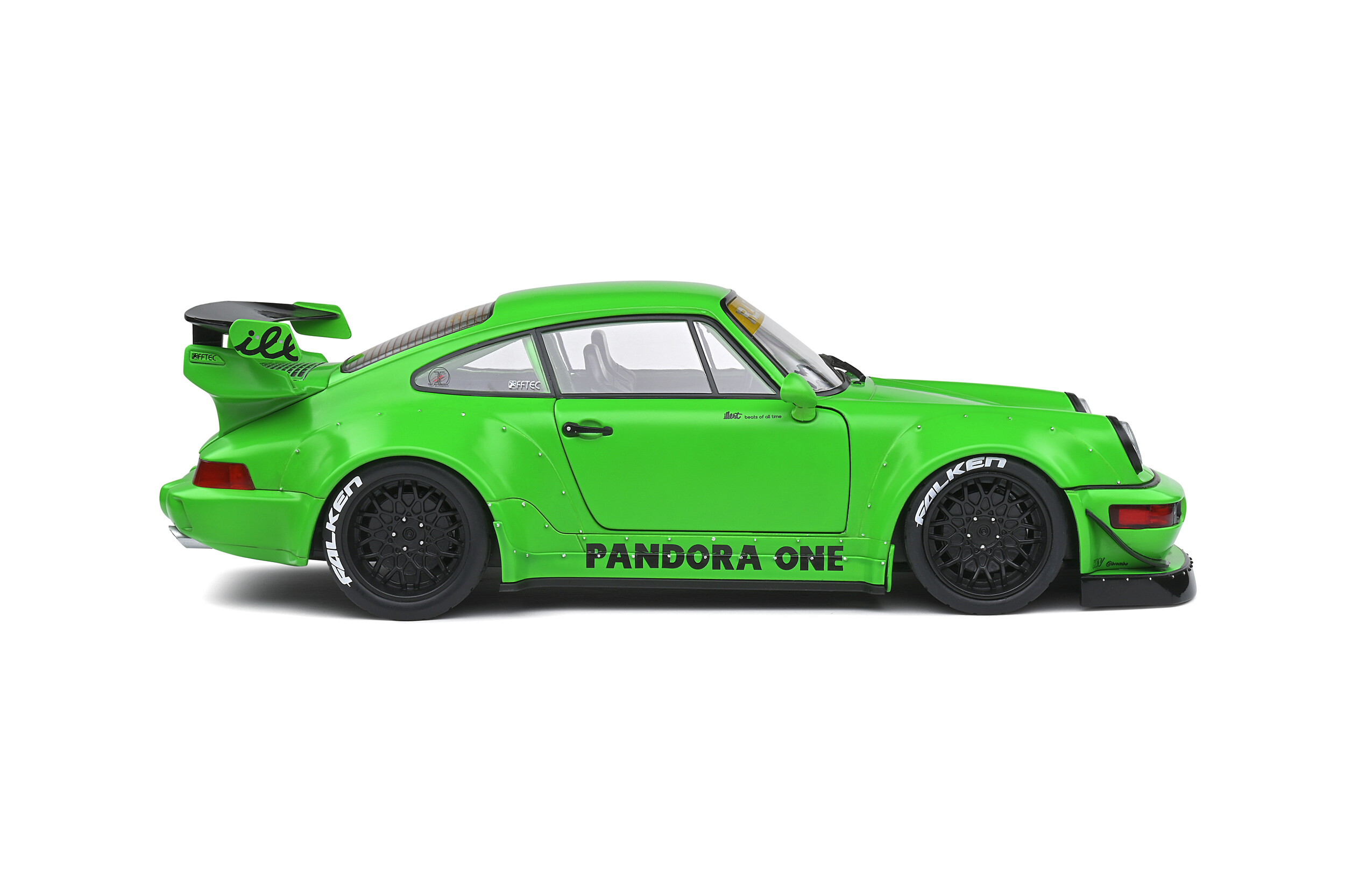 Grüner Porsche-Sportwagen mit schwarzen Rädern und weißem Hintergrund, Seitenansicht.