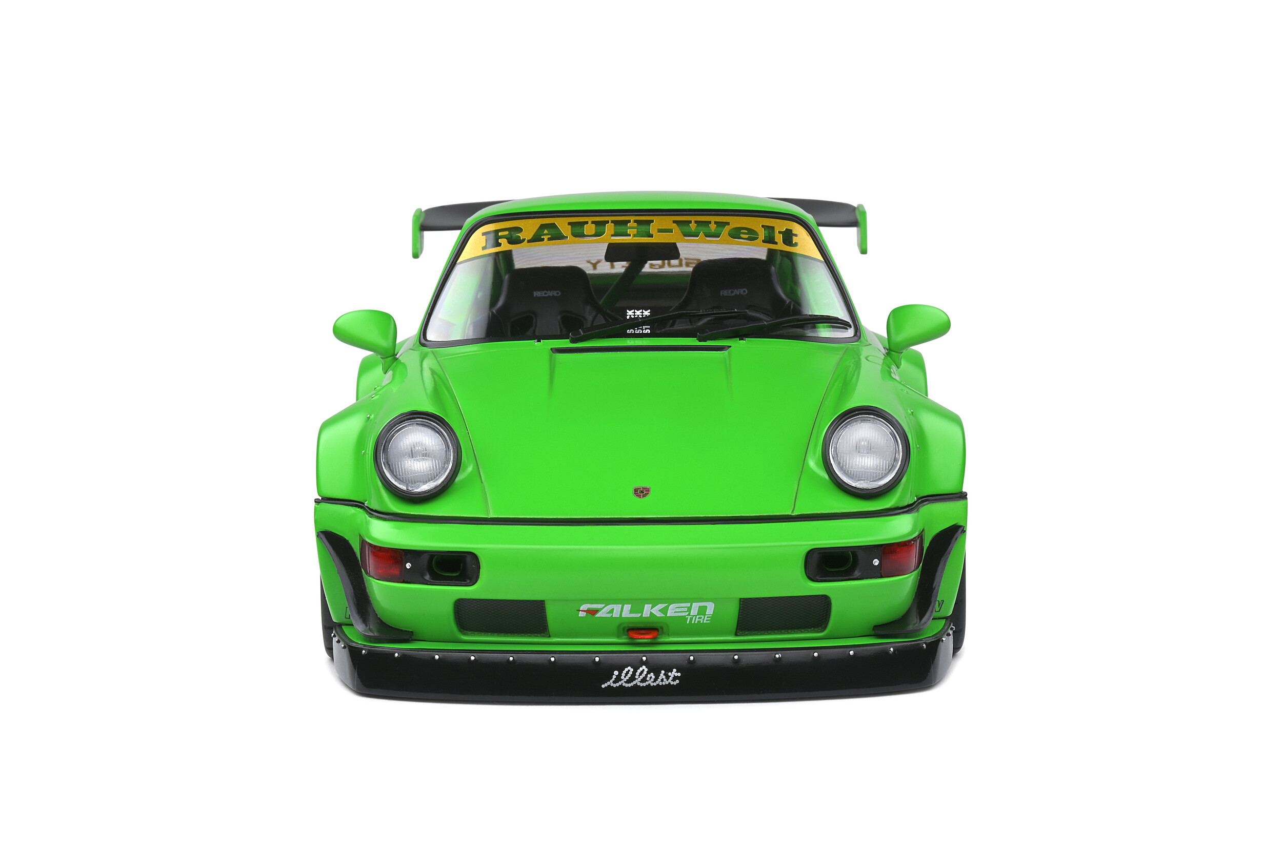 Grüner Rauh-Welt Begriff Porsche-Sportwagen mit schwarzen Akzenten, Frontansicht. Weißer Hintergrund.