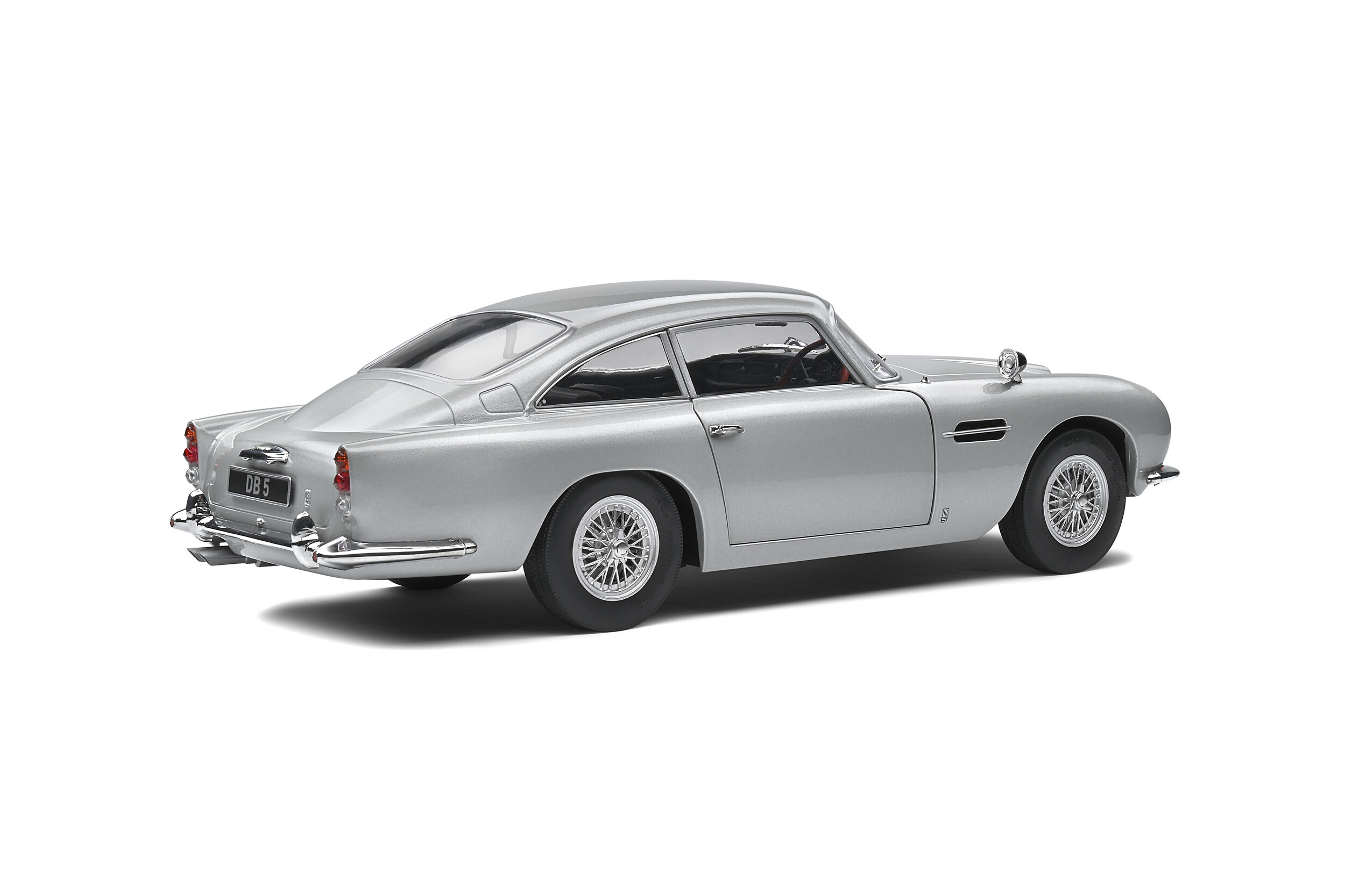 Silbernes Aston Martin DB5 Automodell von hinten, mit DB5-Kennzeichen, auf weißem Hintergrund.