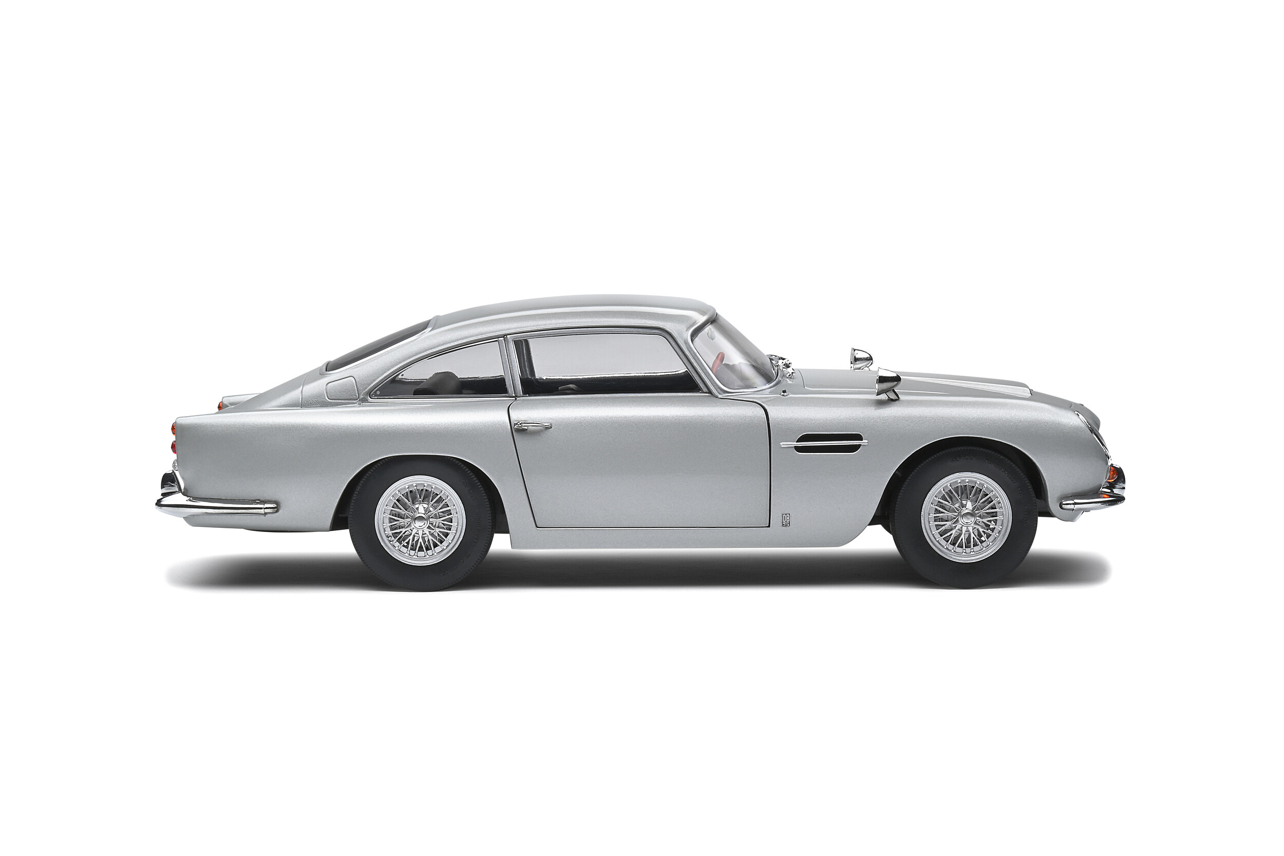 Silberner klassischer Aston Martin auf weißem Hintergrund, Seitenansicht.