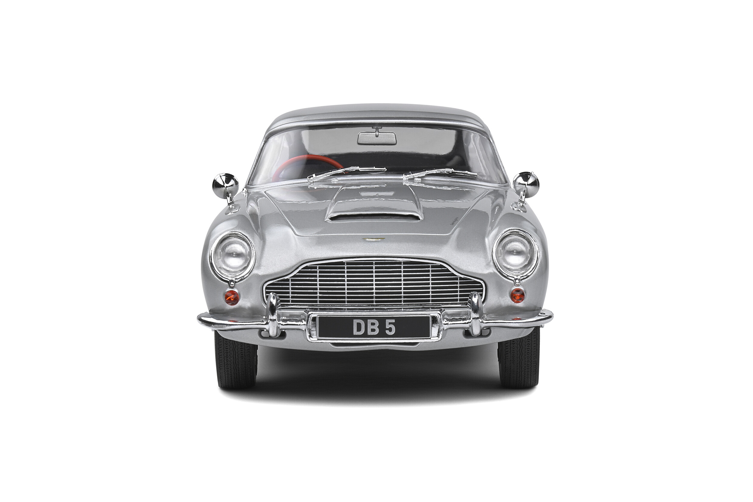Vorderansicht eines silbernen Aston Martin DB5 Automodells mit DB5-Kennzeichen auf weißem Hintergrund.