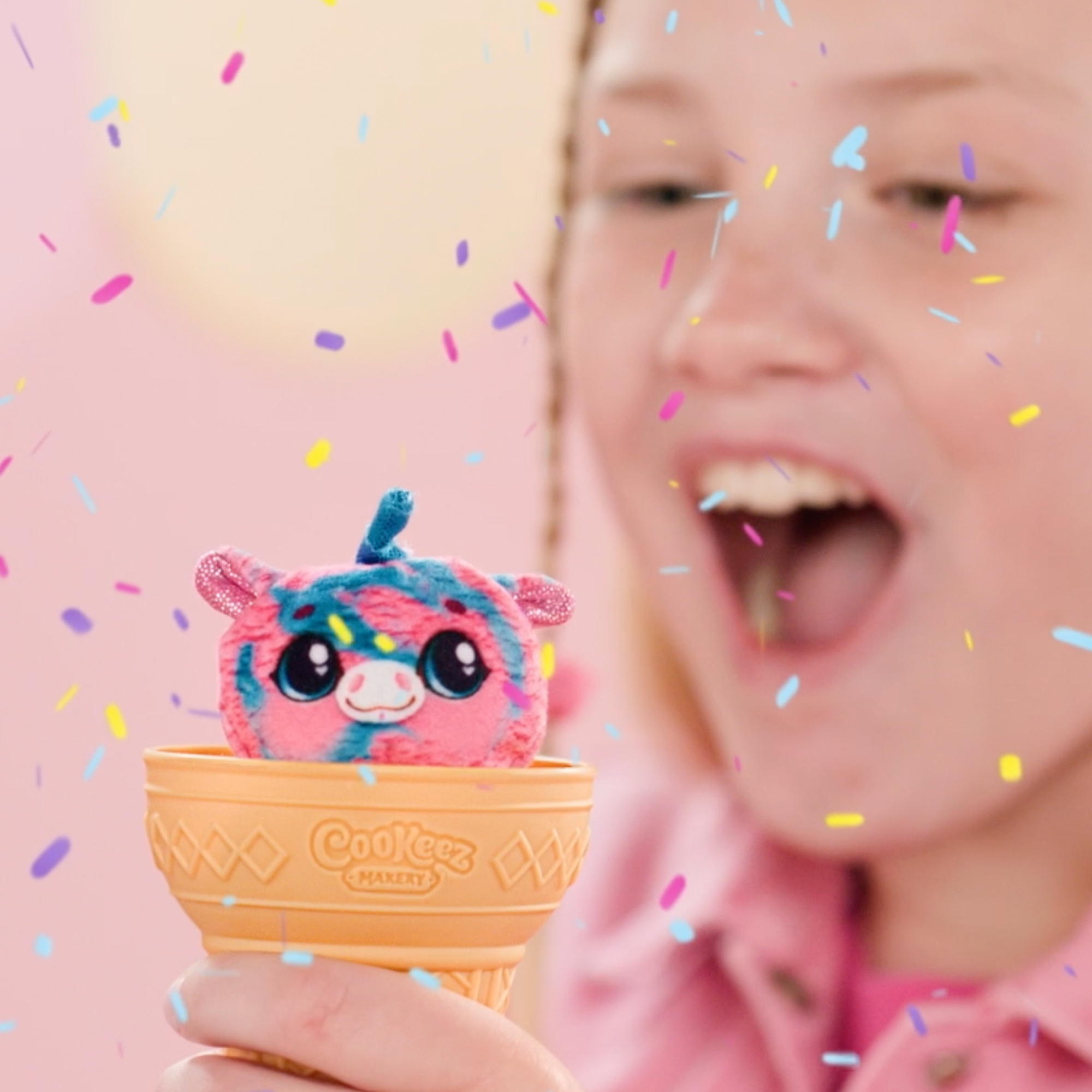Una niña está emocionada de ver un juguete. El juguete es un peluche con forma de helado.