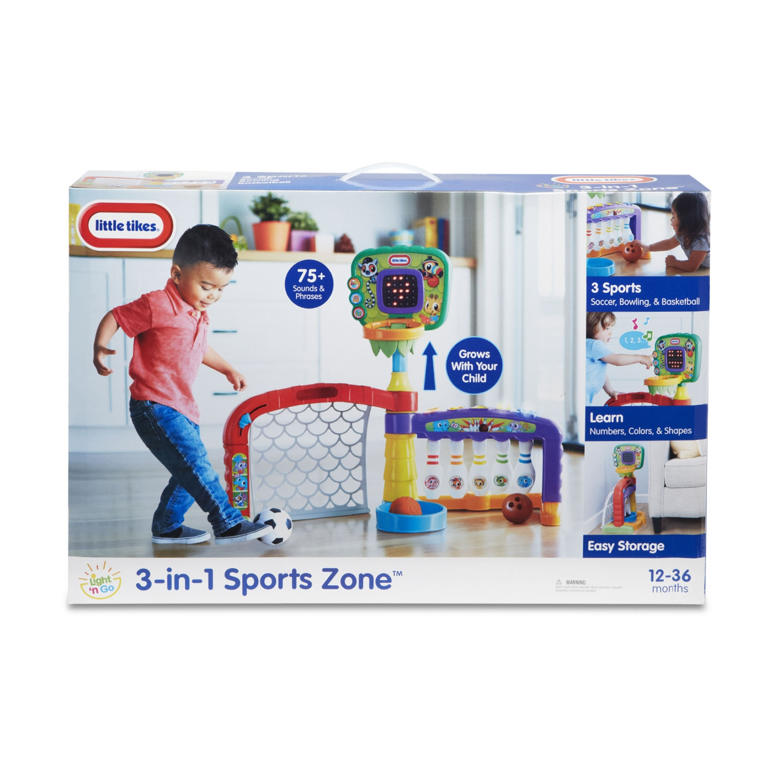 Un niño pateando un balón de fútbol hacia un juego de juguetes de zona deportiva Little Tikes.