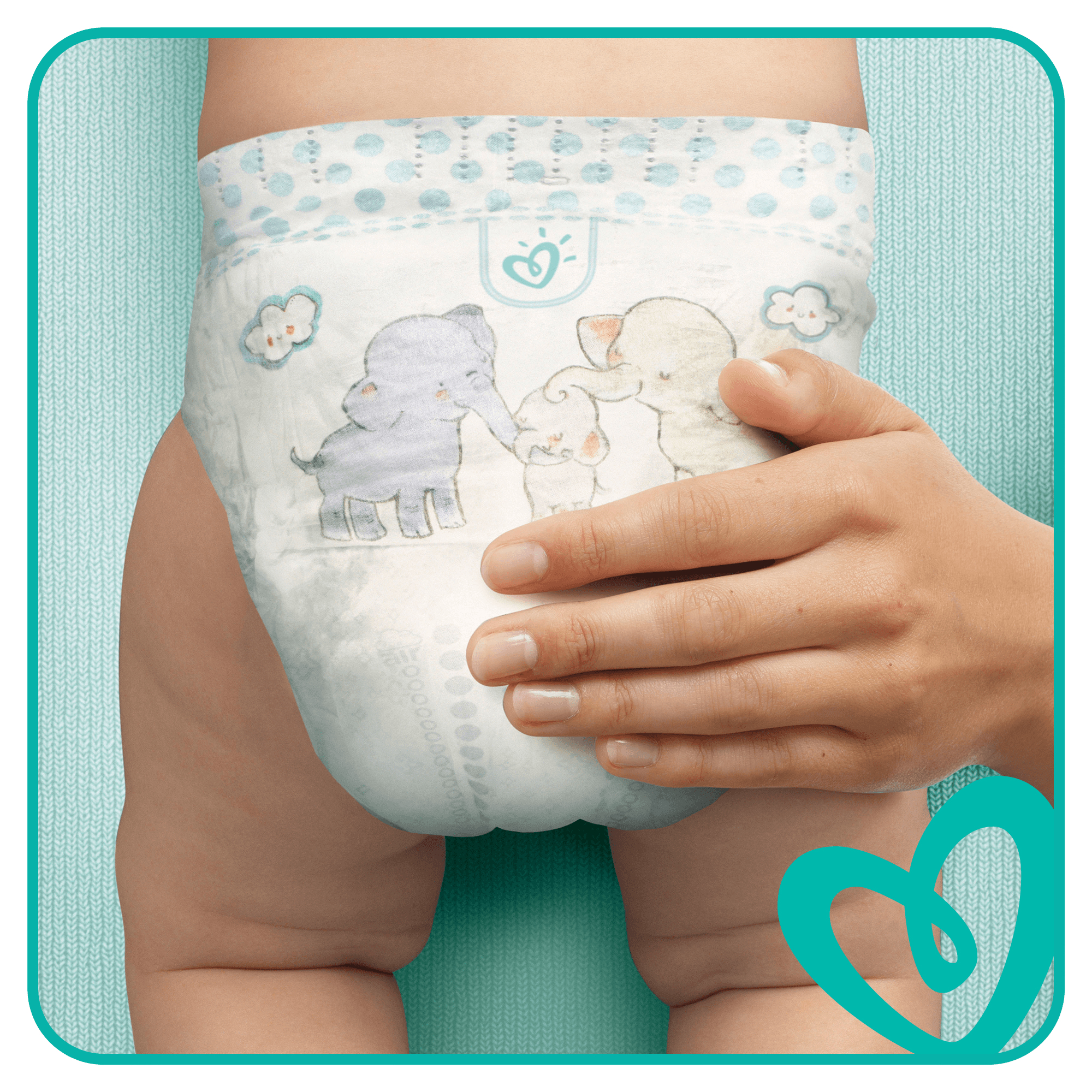 Windel mit Elefanten und Babybeinen. Hand berührt sie.