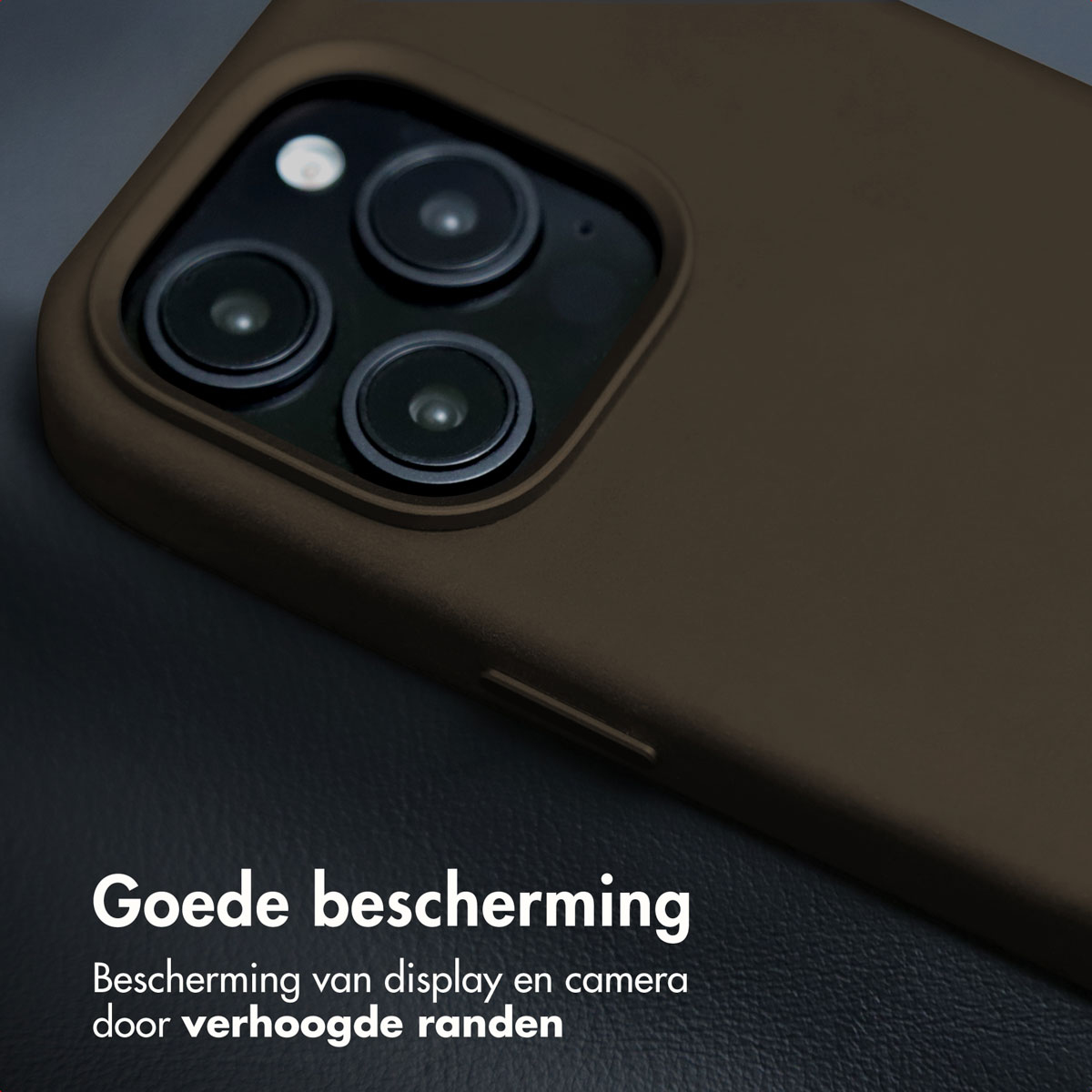 Bruine telefoonhoes met drie lenzen. Donkere achtergrond, tekst onderaan.