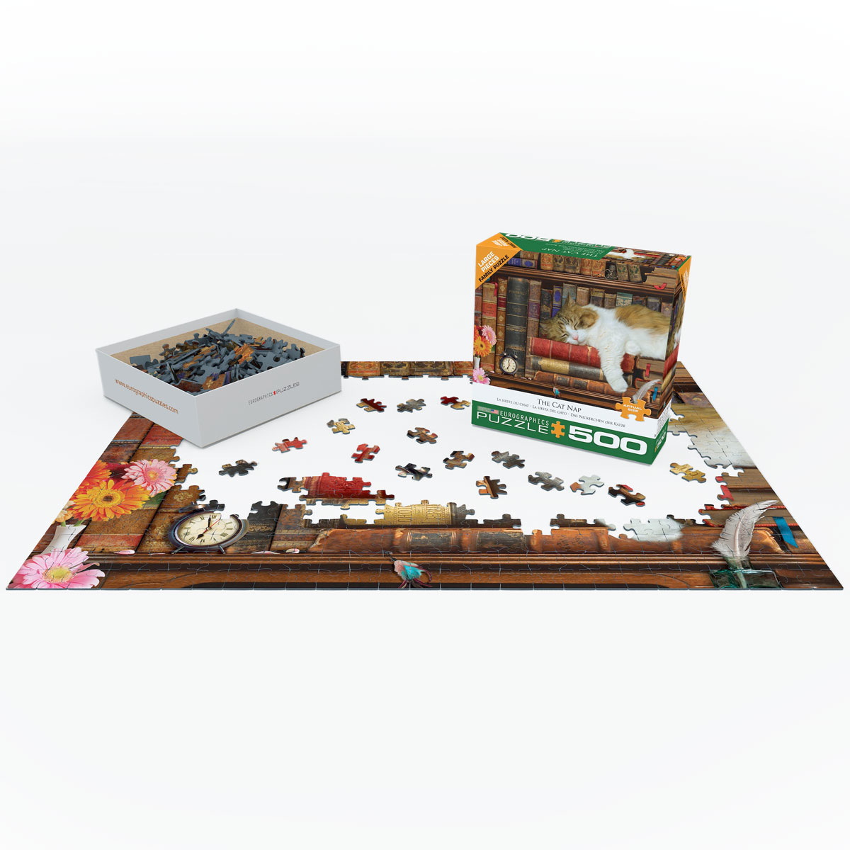 Ein Puzzle in Arbeit mit Teilen und einer Schachtel. Das Puzzle zeigt eine Katze in einem Bücherregal.