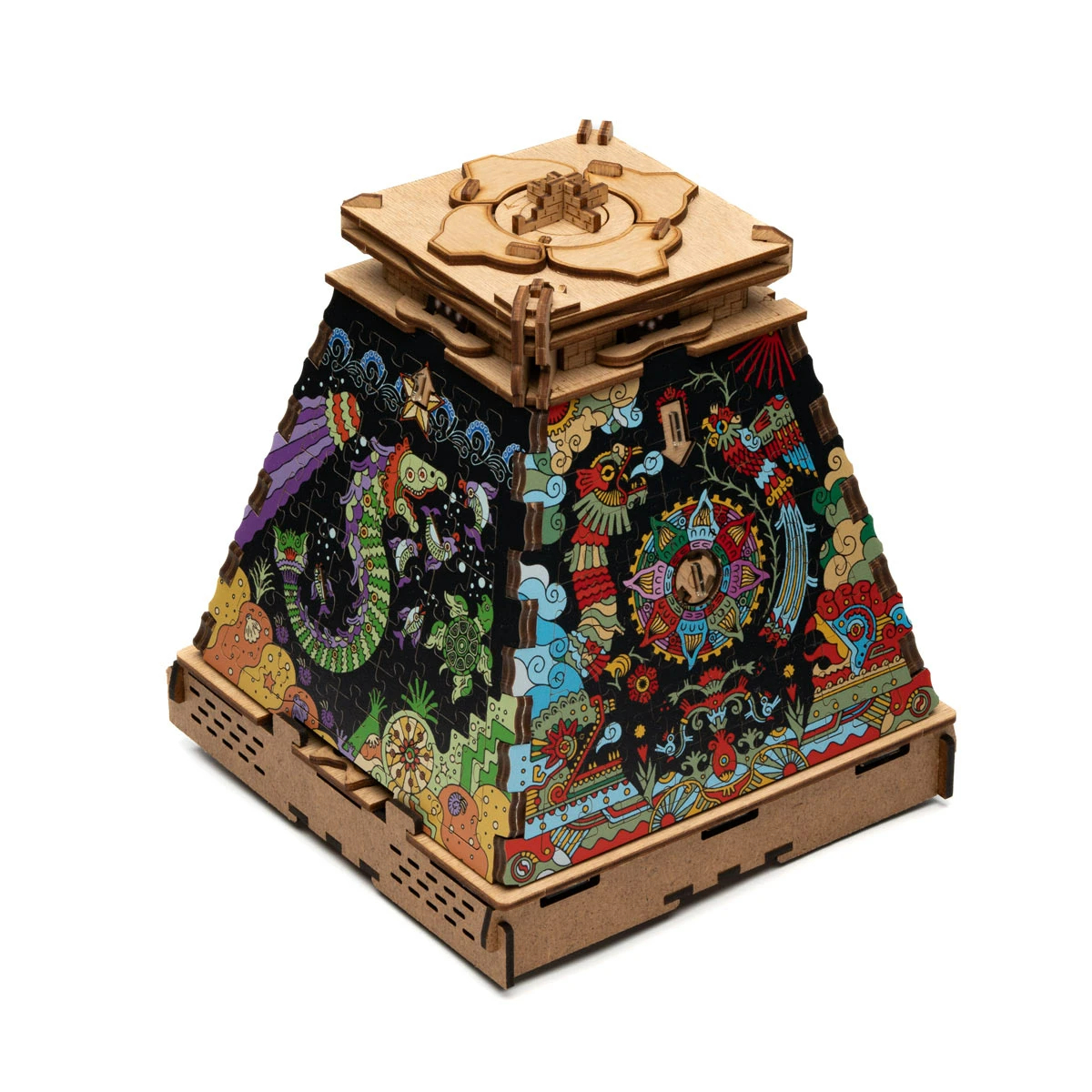 Holzpyramide mit farbenfroher aztekischer Kunst auf jeder Seite. Die Oberseite hat ein Schnitzmuster.