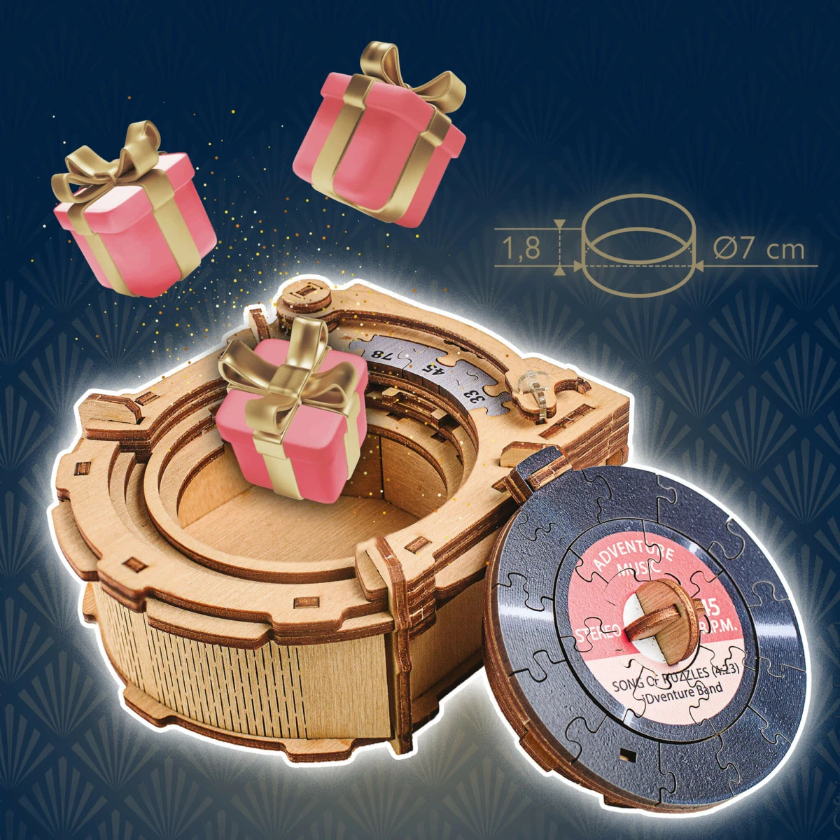 Un carillon in legno con un disco puzzle e tre scatole regalo rosa.