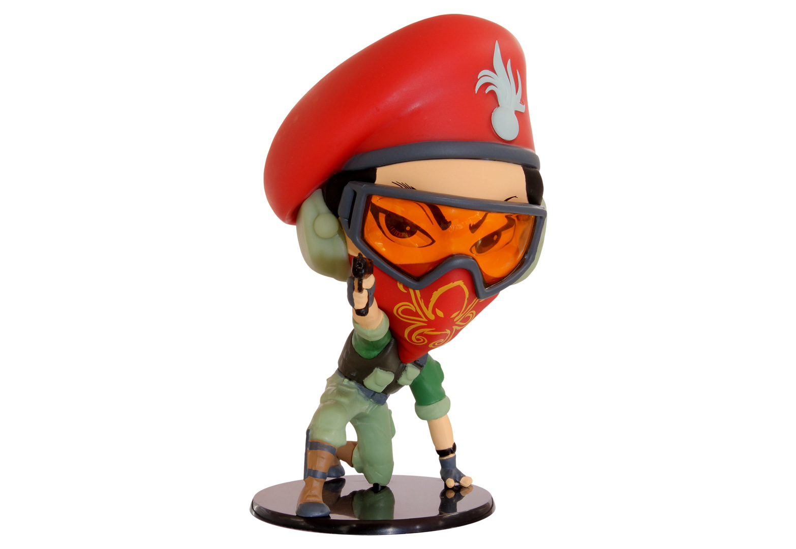 Statuina di Rainbow Six Siege. Basco rosso, maschera arancione, pistola. Il personaggio è in posa da combattimento.