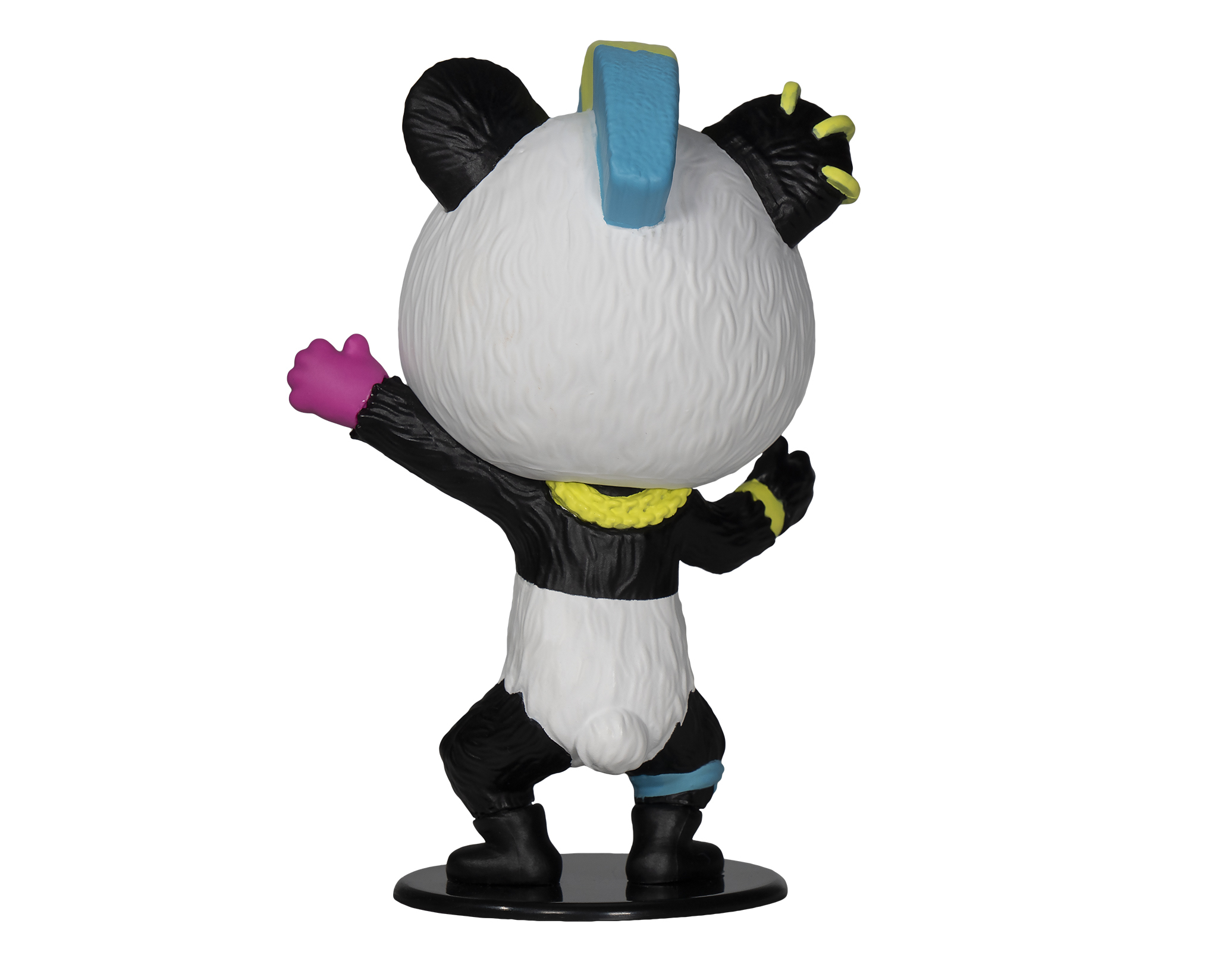 Une figurine de panda vue de dos, avec une crête iroquoise bleue et un bras rose et violet.