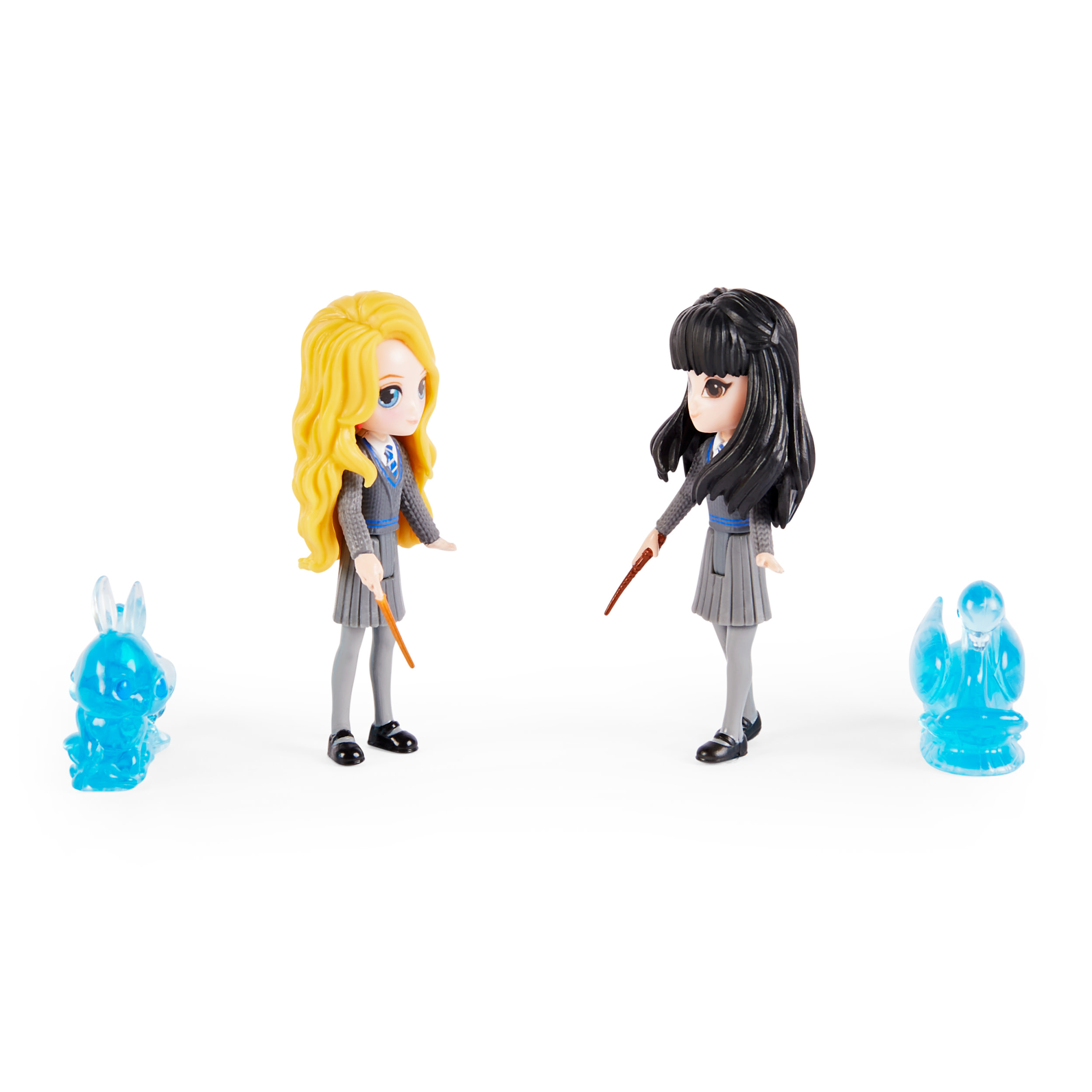 Dos muñecas de Harry Potter con varitas y dos figuras Patronus azules sobre fondo blanco.