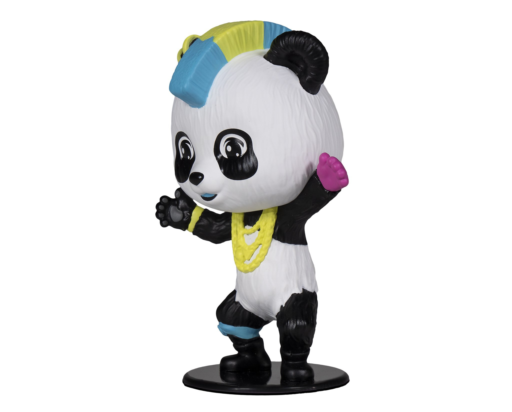 Figurine de panda avec crête, chaîne dorée et tenue noire, posant sur fond blanc.