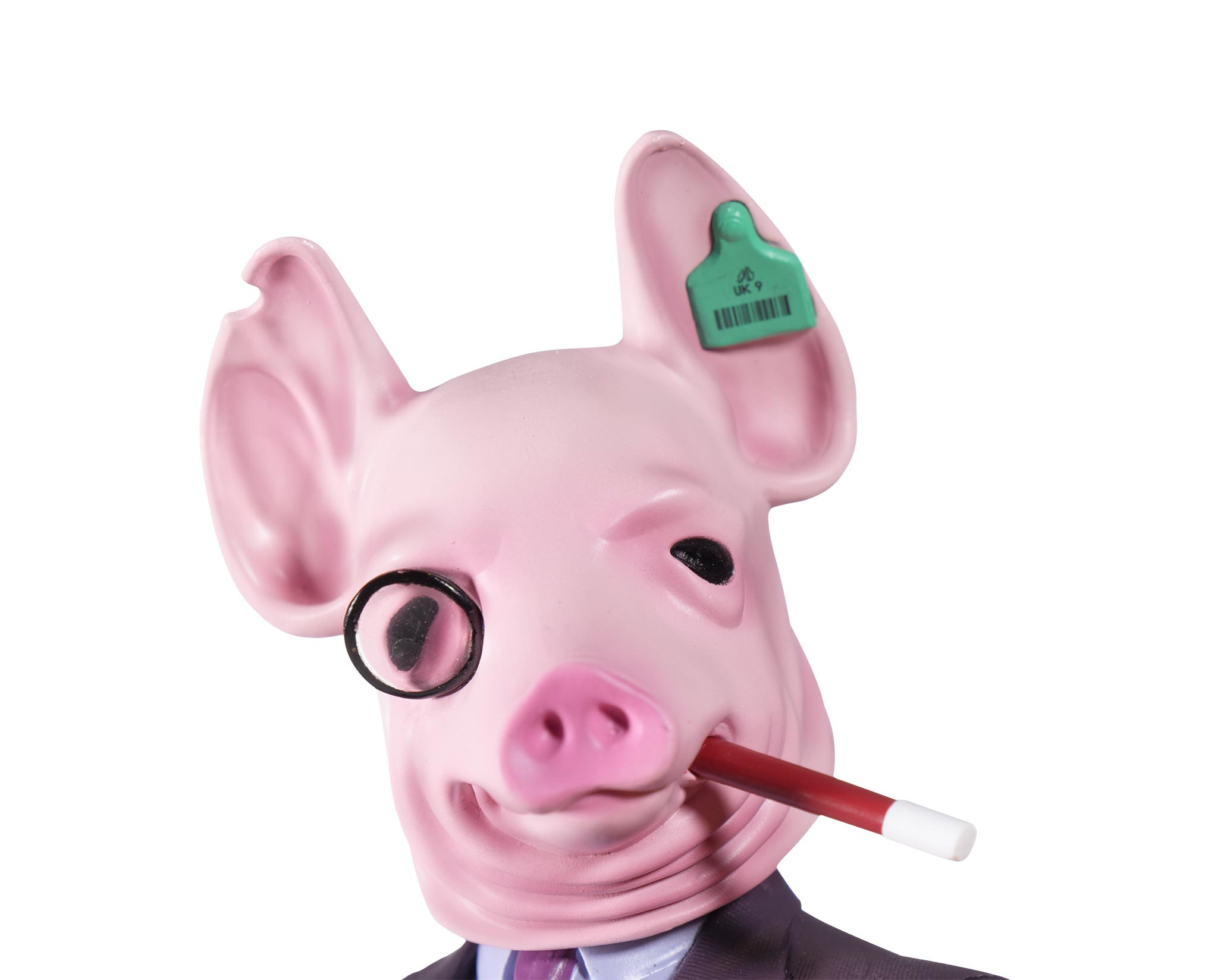 Un cerdo con monóculo, traje y etiqueta. Sostiene un cigarrillo en la boca.