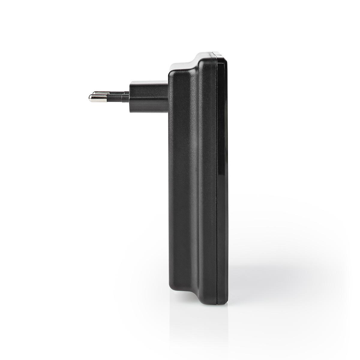 Czarne urządzenie z wtyczką. Białe tło. Widok z boku. Prostokątny kształt.