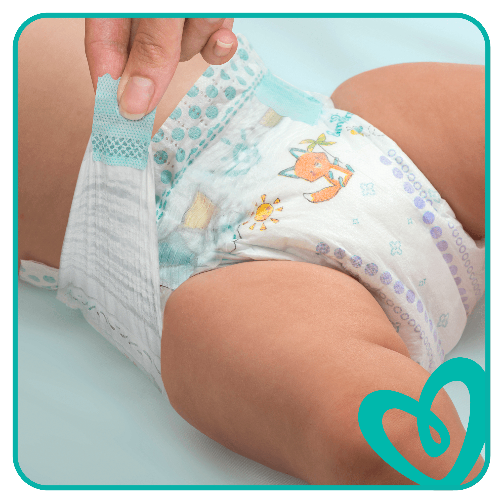 Babywindel wird bearbeitet. Eine Hand zieht eine Seite der Windel. Die Windel hat ein Fuchsmotiv.