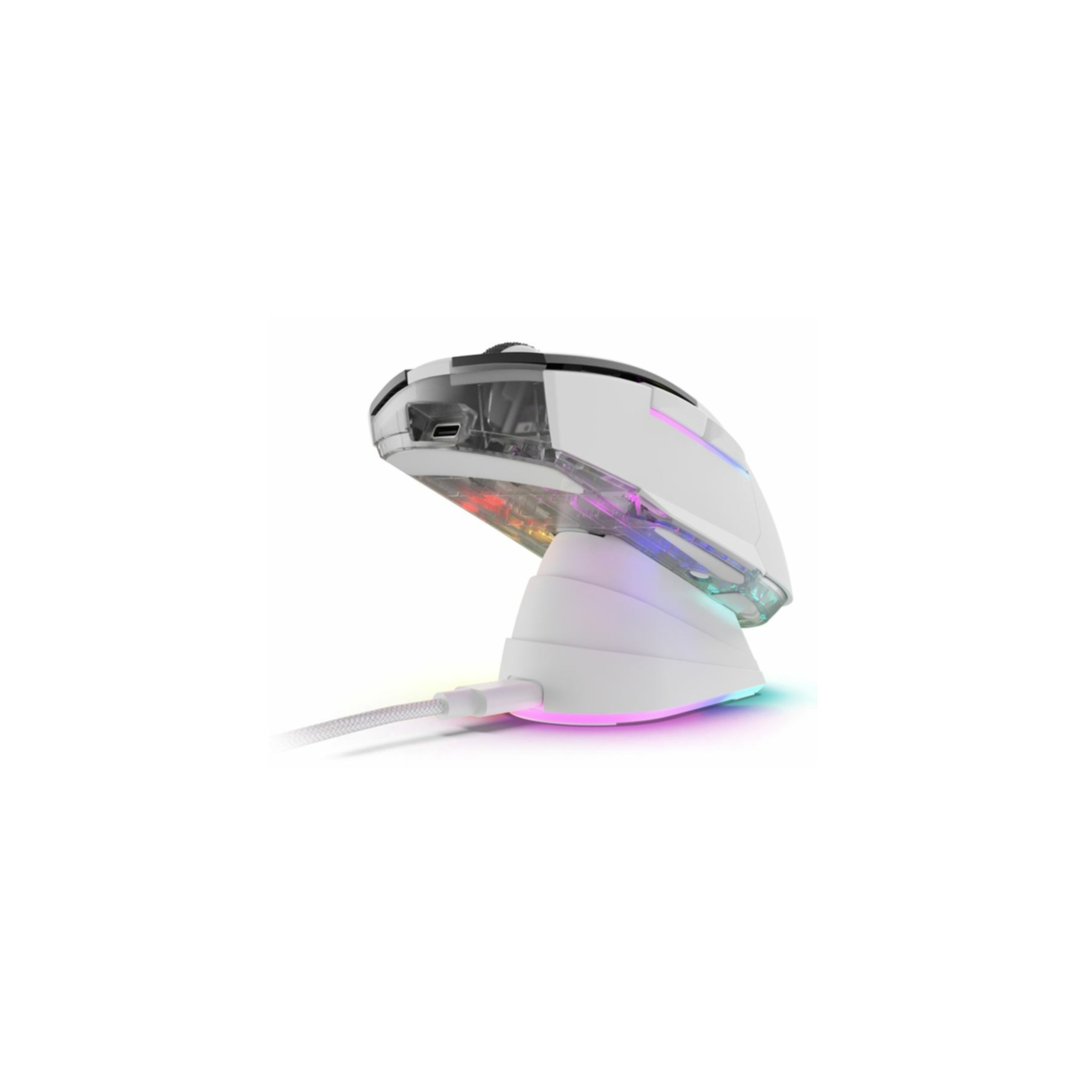 Witte gamingmuis op oplaadbasis, met RGB-verlichting. Geïsoleerd op witte achtergrond.