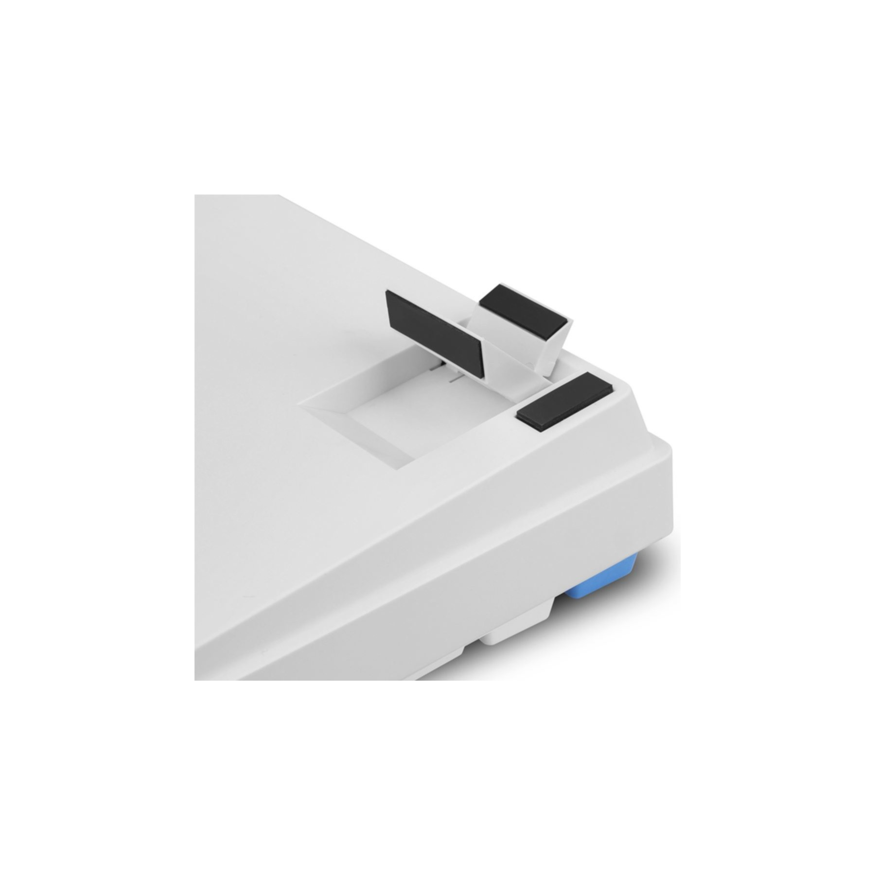 Spód białej klawiatury z nóżkami, widok z góry, czarne podpory, niebieskie akcenty.