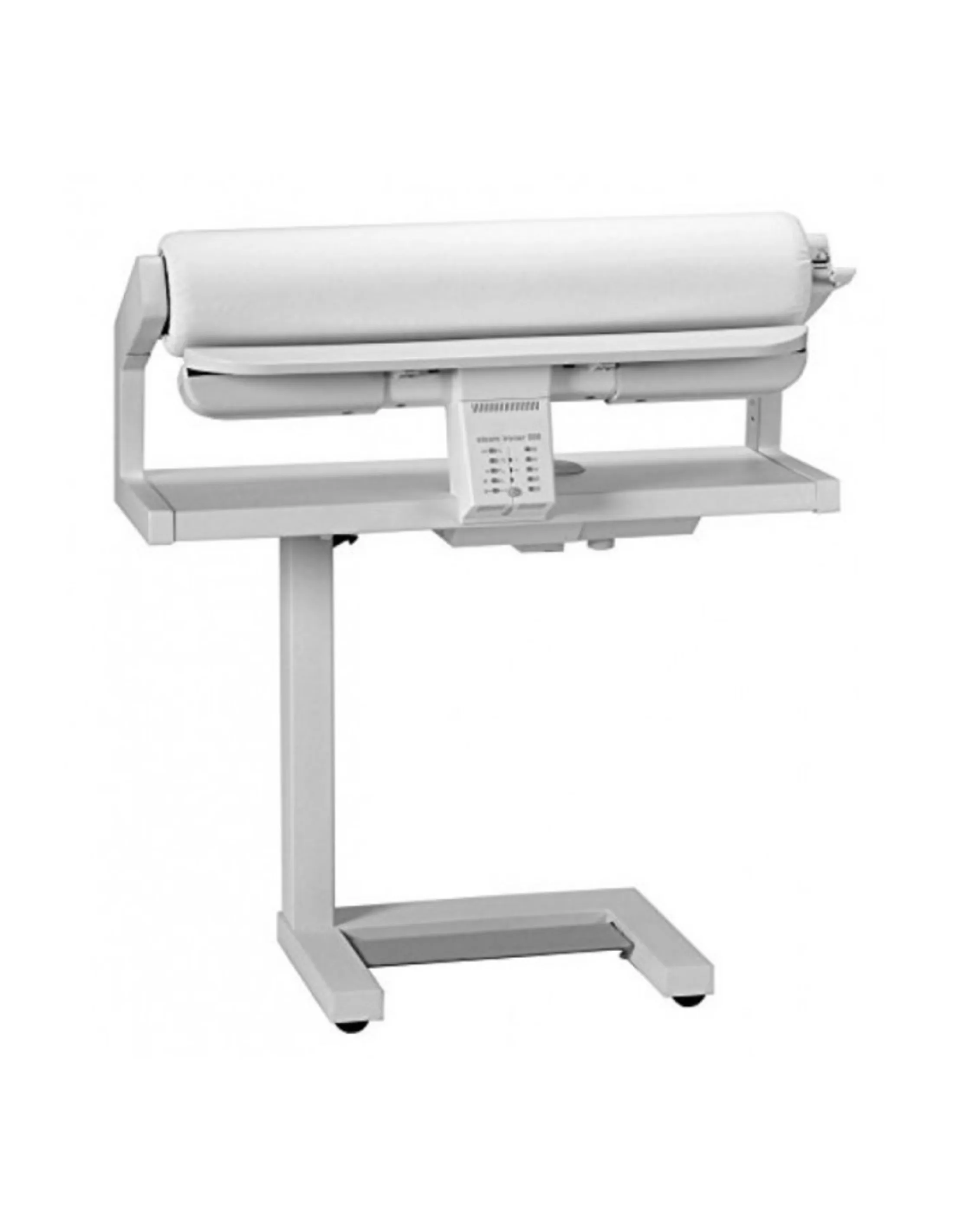 Een witte industriële strijkpersmachine met een gewatteerde rol en een bedieningspaneel, op een witte achtergrond.