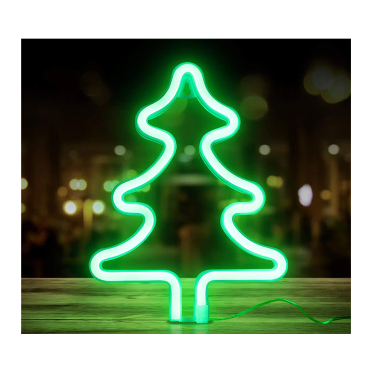 Luce al neon verde ad albero di Natale su una superficie di legno, sfondo sfocato con luci.