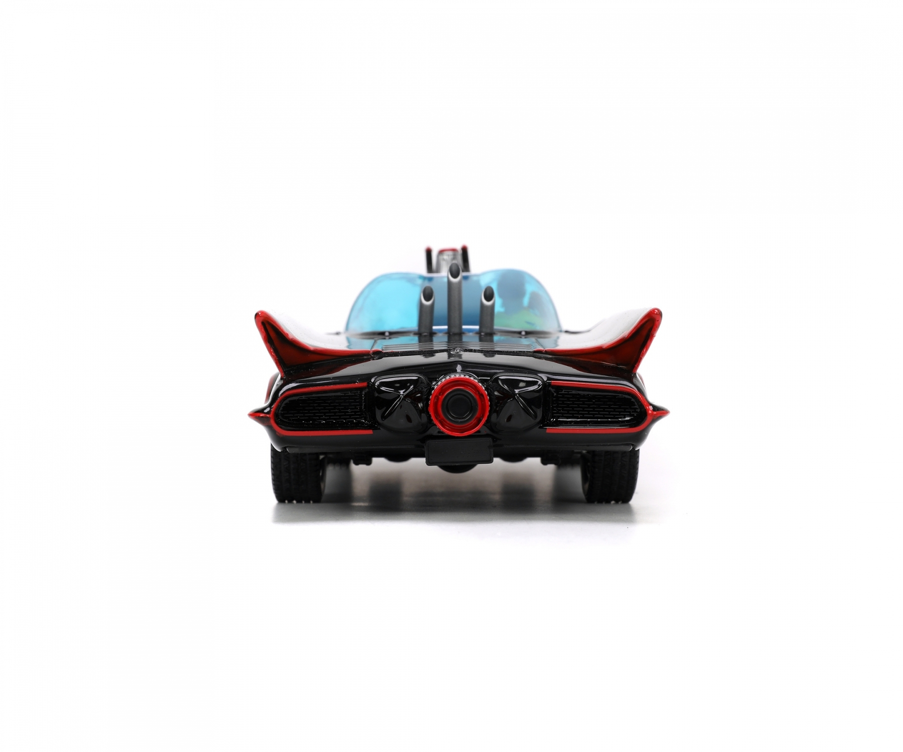 Czarny zabawkowy samochód Batmobile. Ma niebieską osłonę i czerwone płetwy. Tło jest białe.
